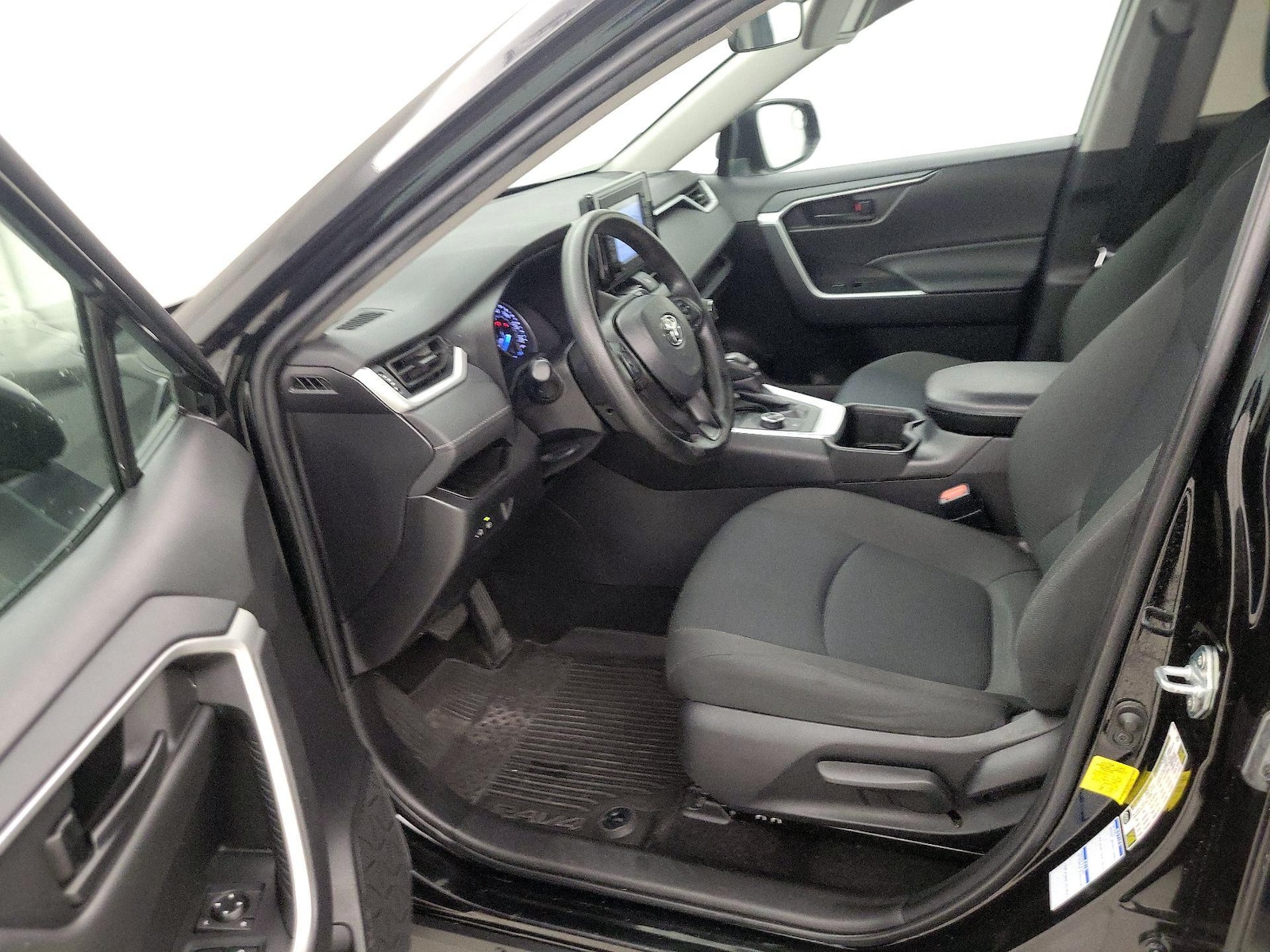 2022 Toyota RAV4 LE - Photo 12