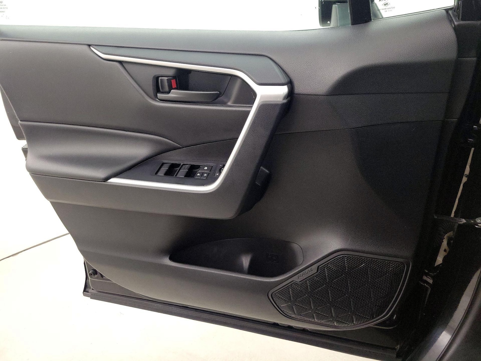 2022 Toyota RAV4 LE - Photo 13