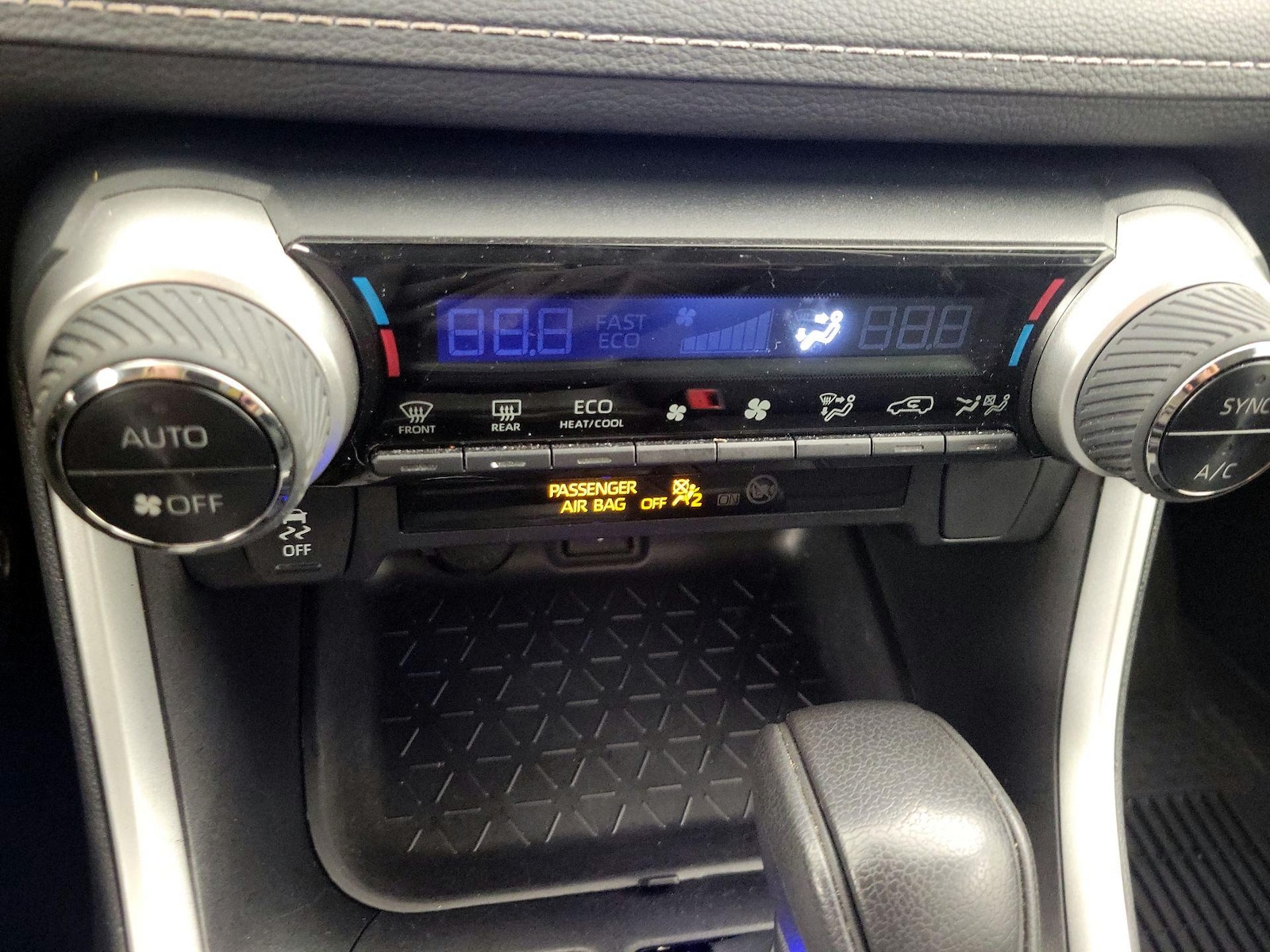 2022 Toyota RAV4 LE - Photo 17