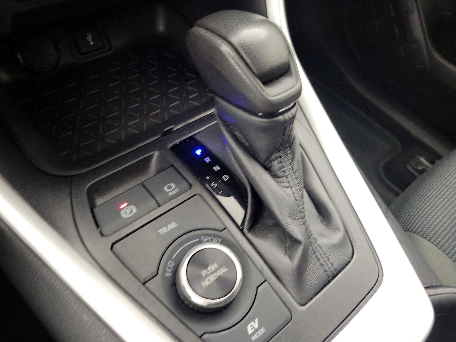 2022 Toyota RAV4 LE - Photo 18