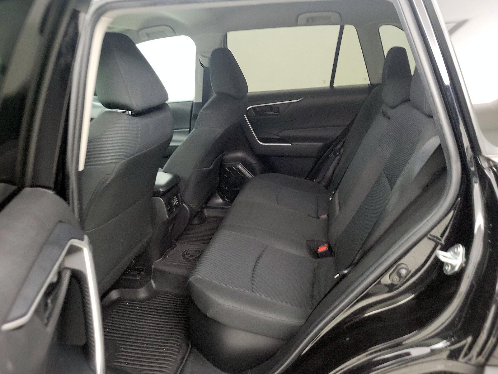 2022 Toyota RAV4 LE - Photo 20