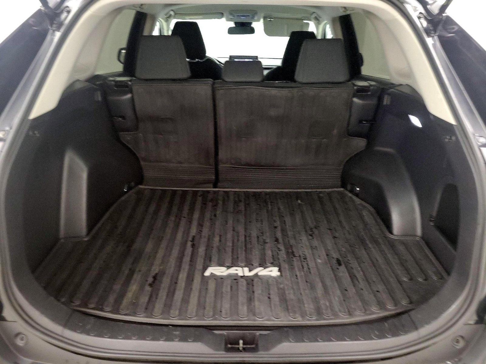 2022 Toyota RAV4 LE - Photo 21
