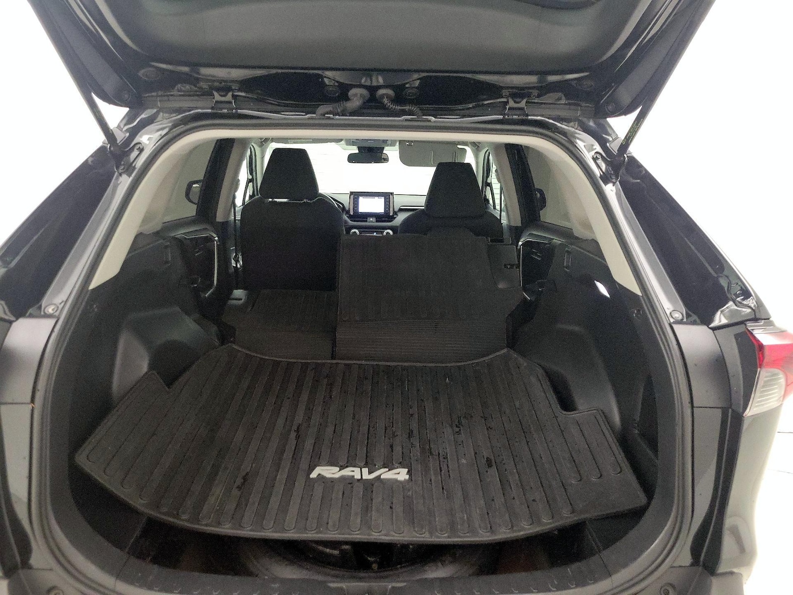 2022 Toyota RAV4 LE - Photo 22