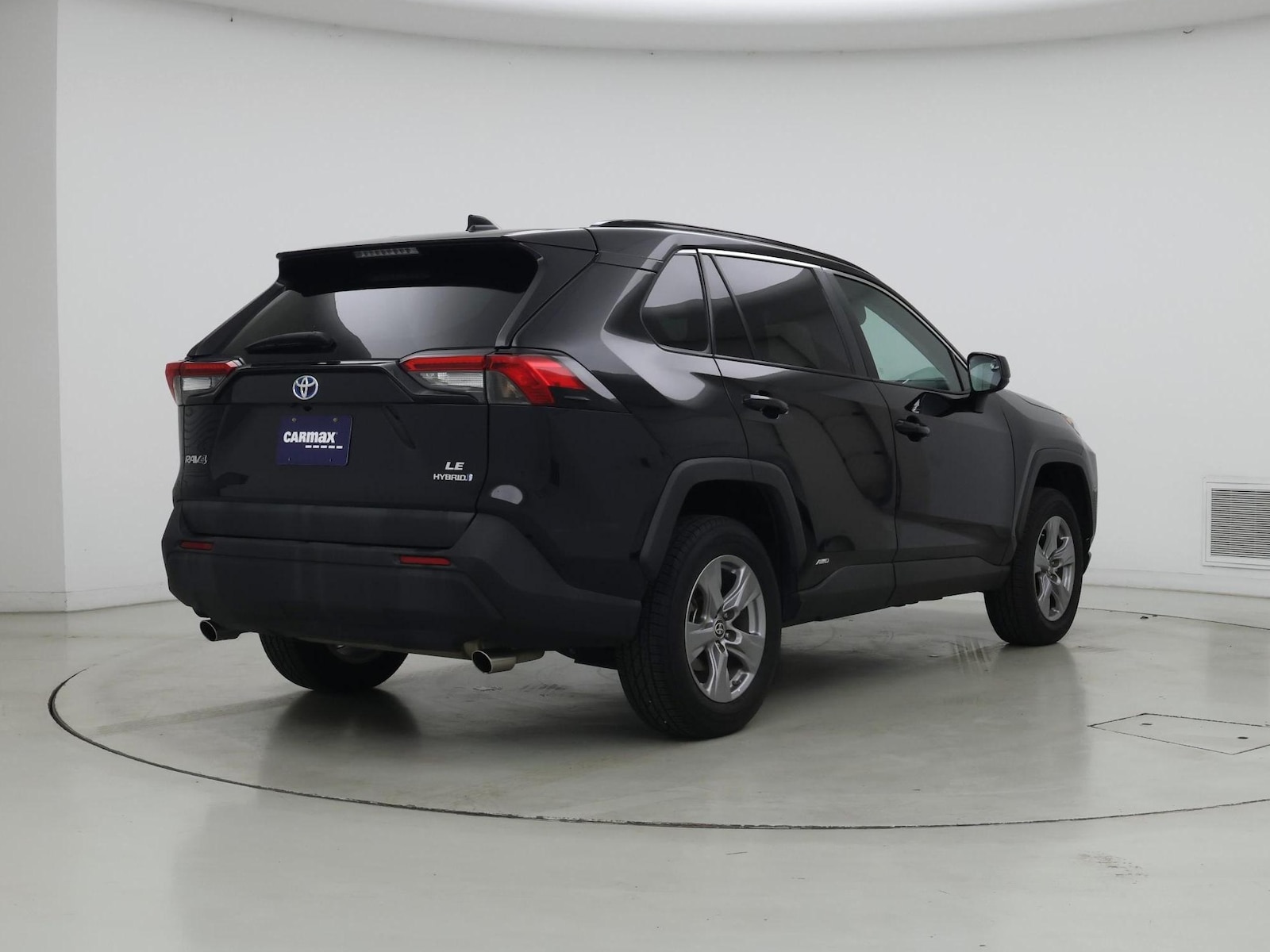 2022 Toyota RAV4 LE - Photo 9