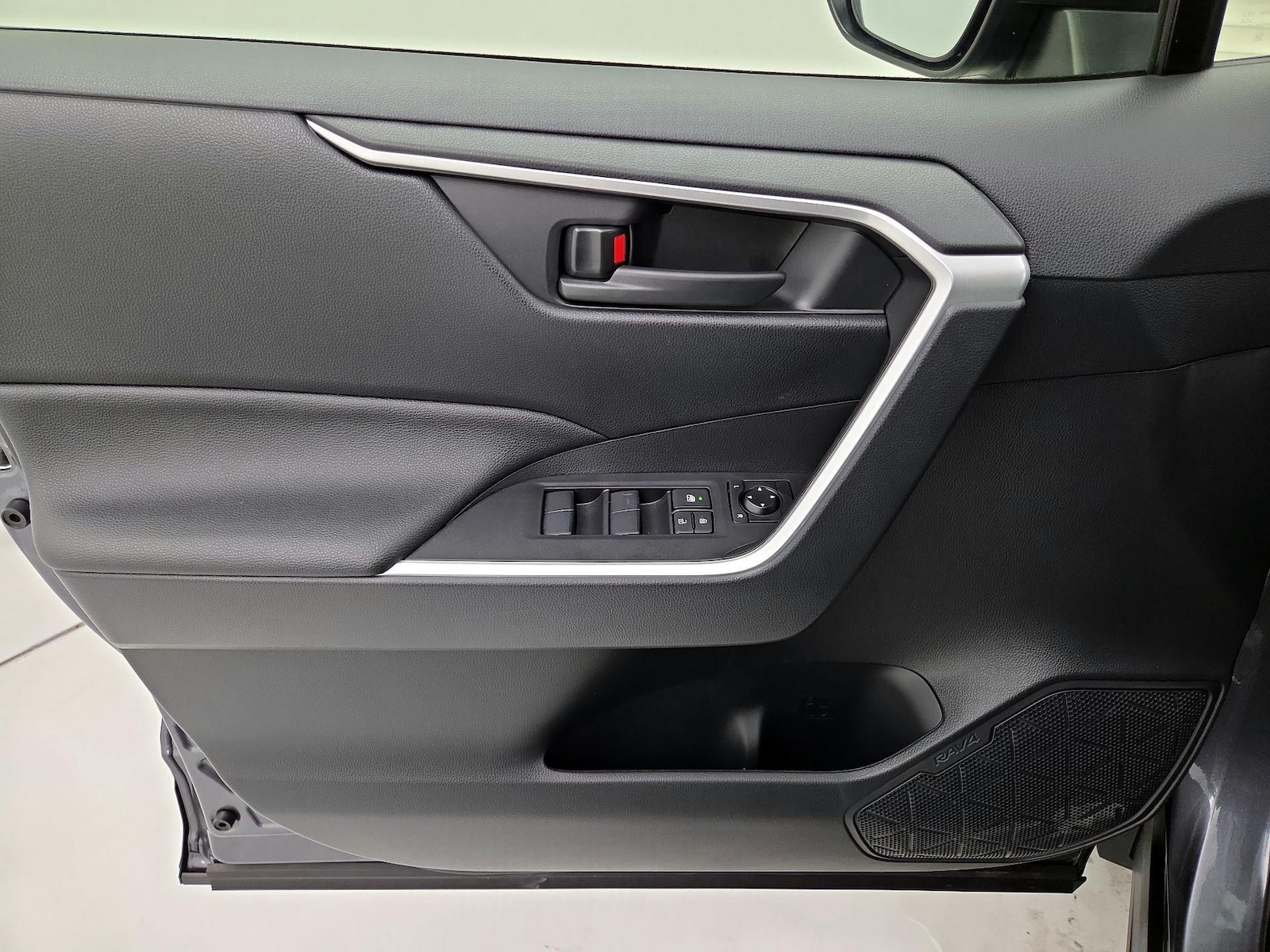 2025 Toyota RAV4 LE - Photo 13