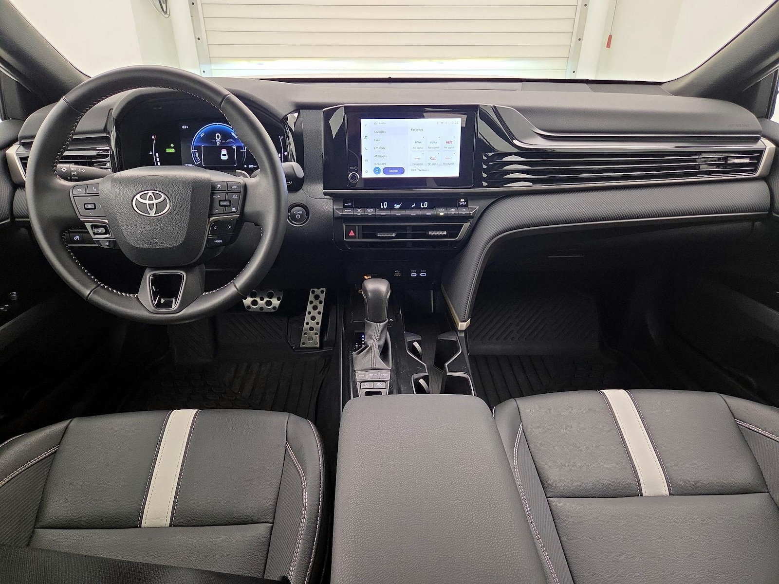 2025 Toyota Camry SE - Photo 10