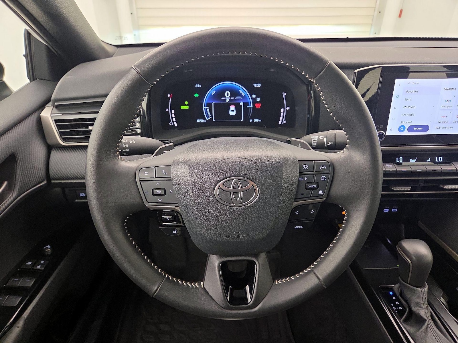 2025 Toyota Camry SE - Photo 11