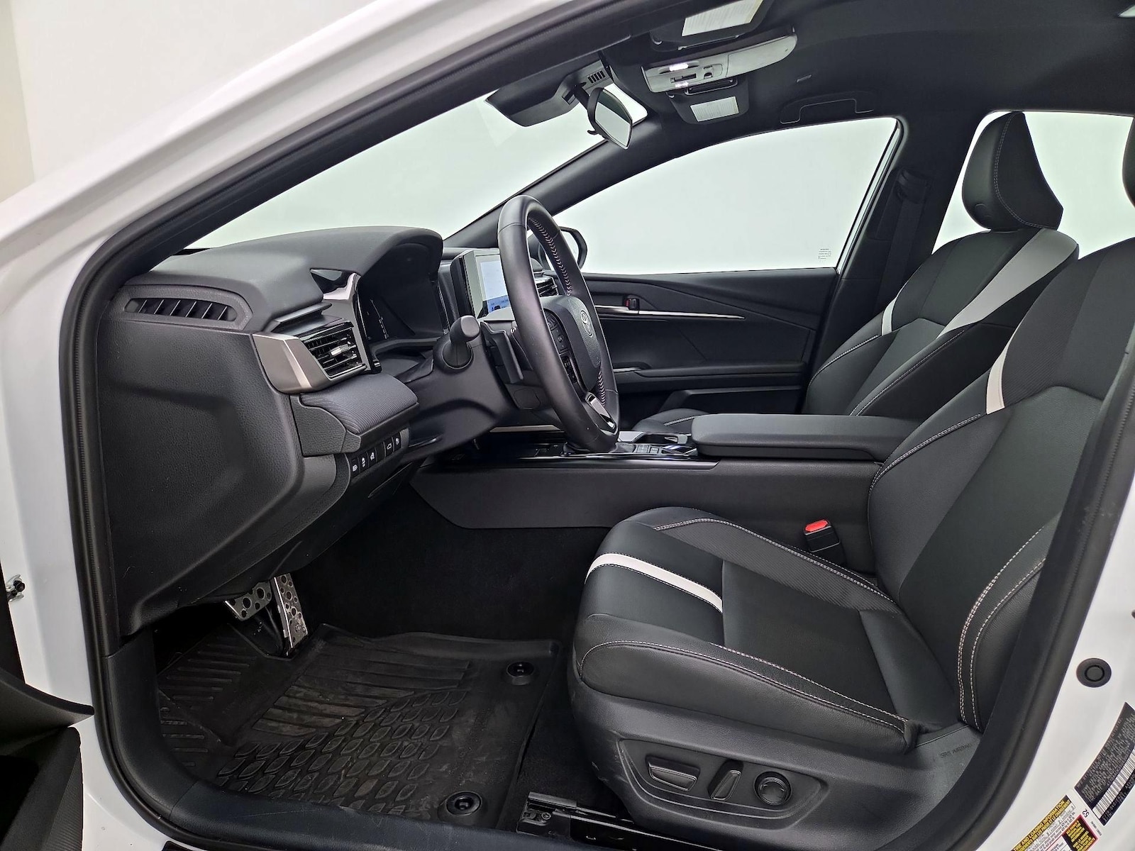 2025 Toyota Camry SE - Photo 12
