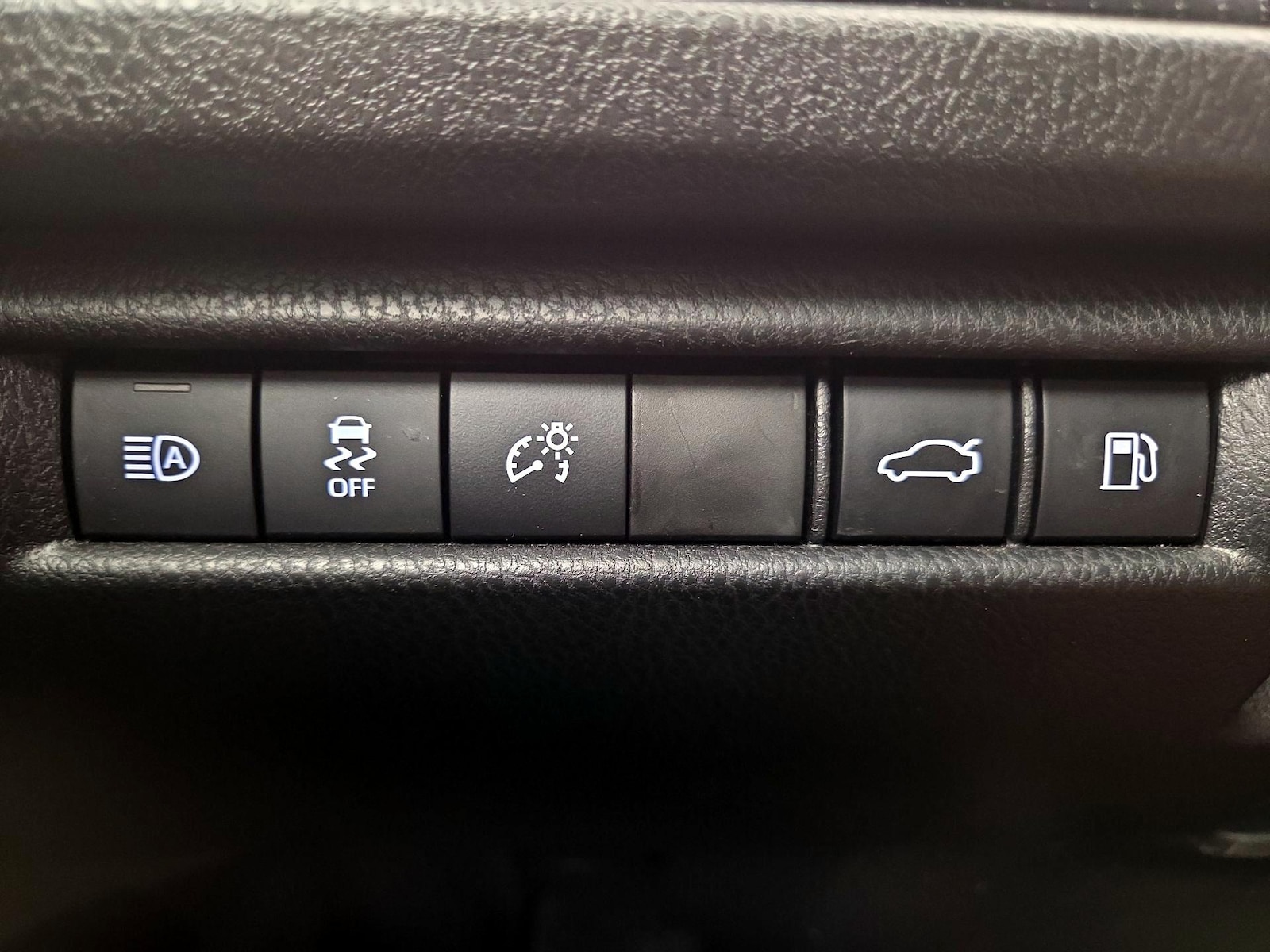 2025 Toyota Camry SE - Photo 14