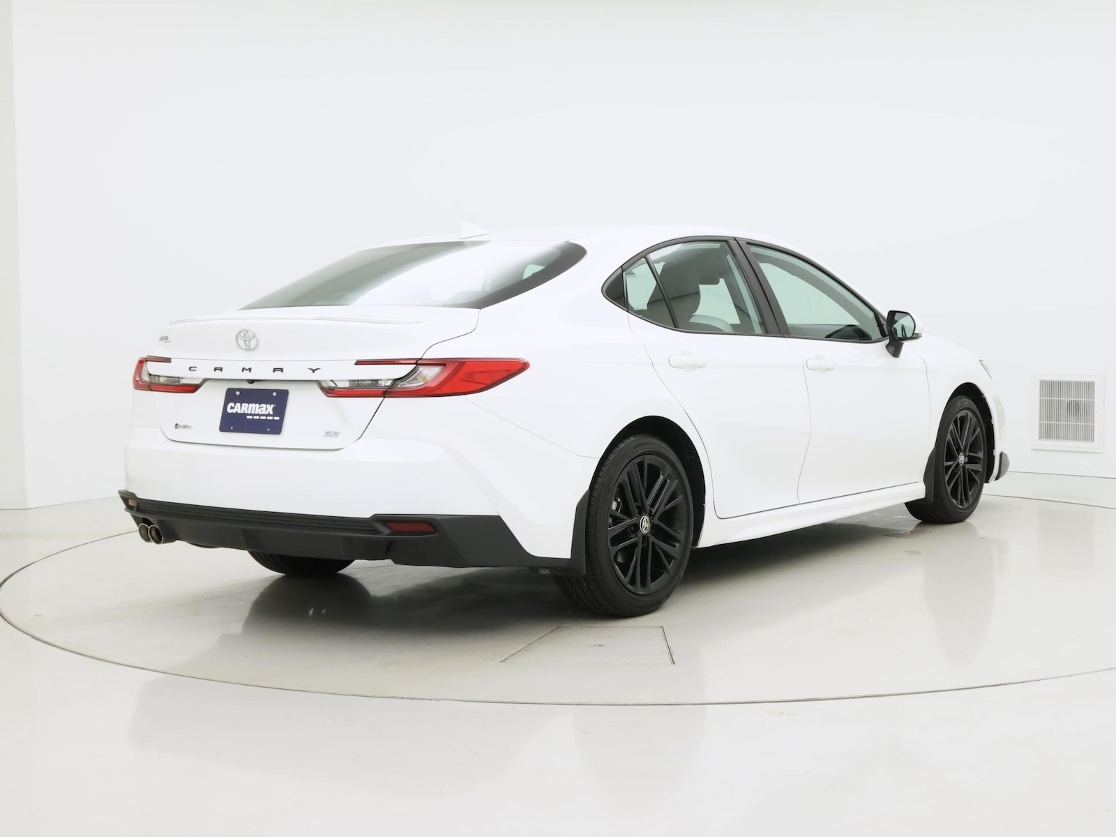 2025 Toyota Camry SE - Photo 9