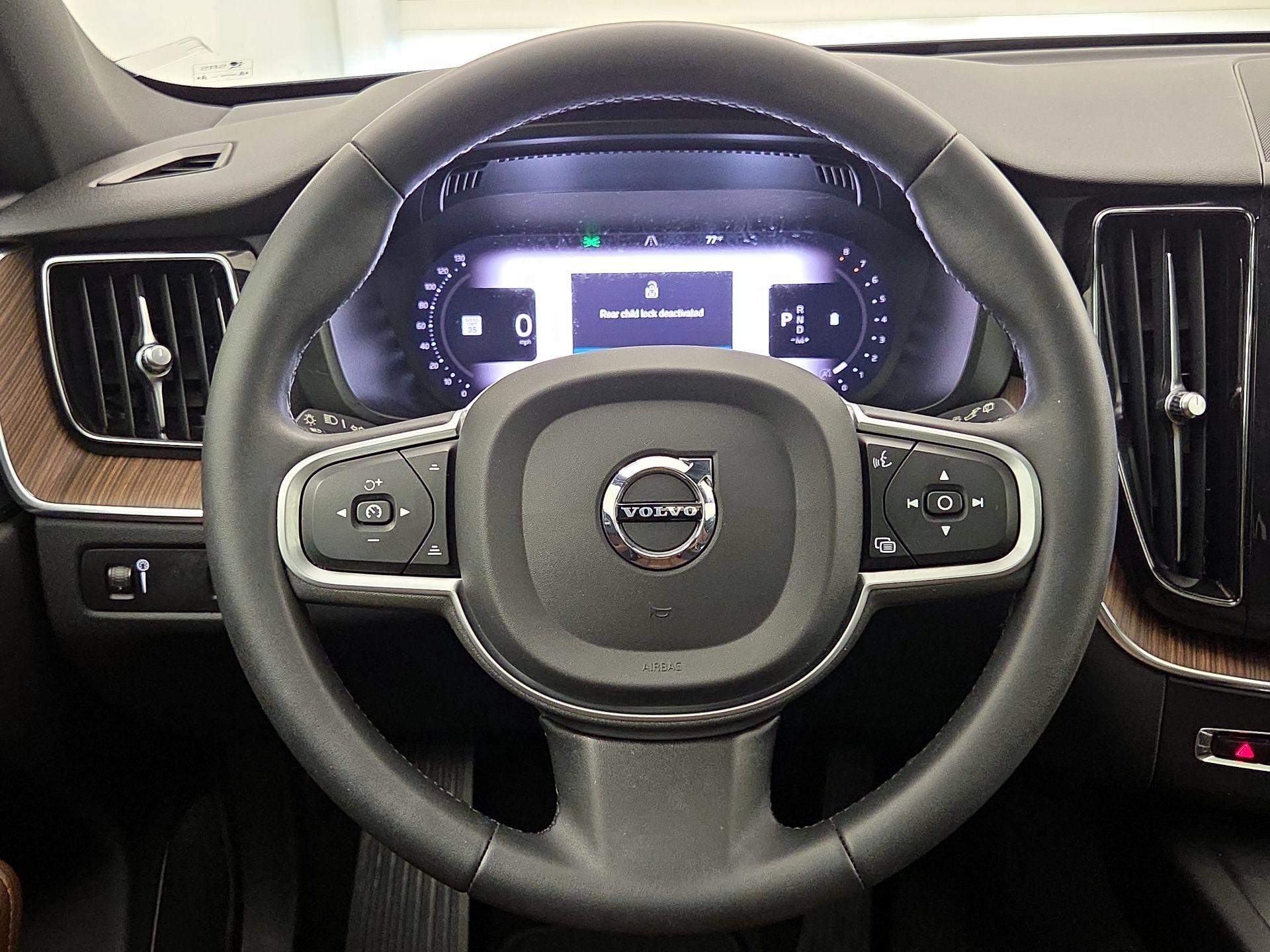 Thumbnail: 2022 Volvo XC60 - 10
