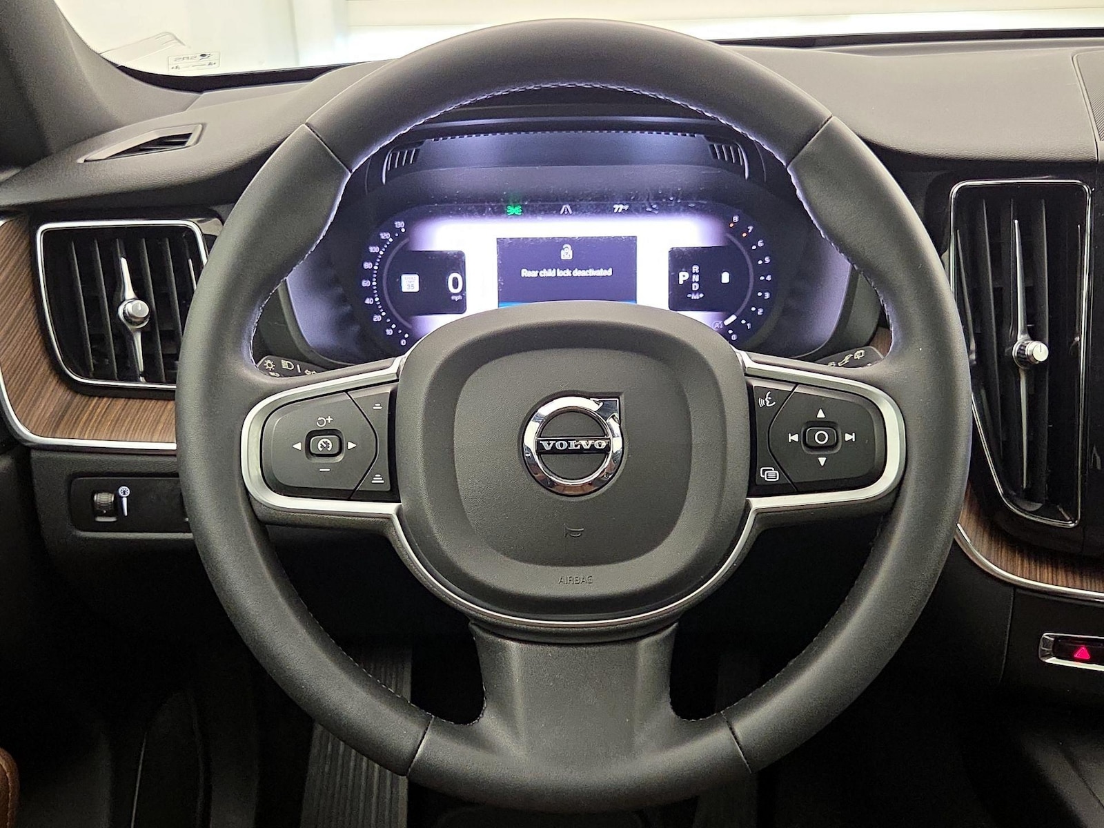 2022 Volvo XC60 Momentum - Photo 11