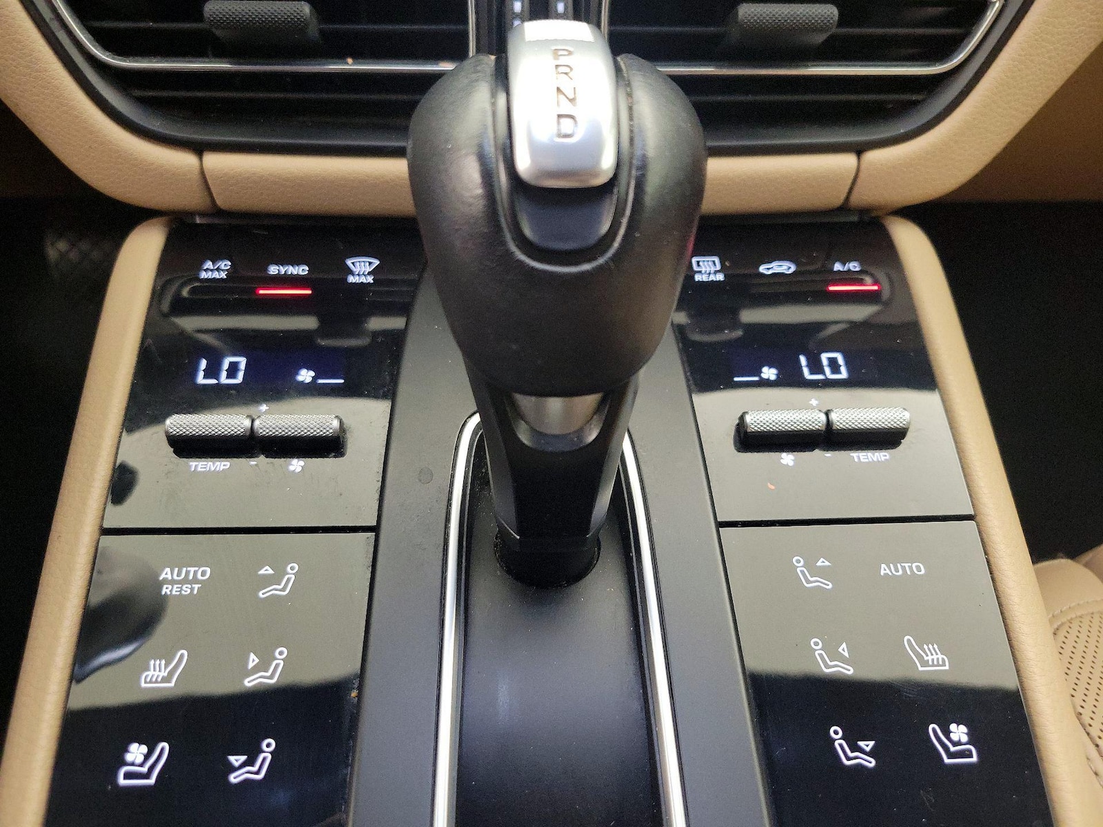2023 Porsche Macan T - Photo 18