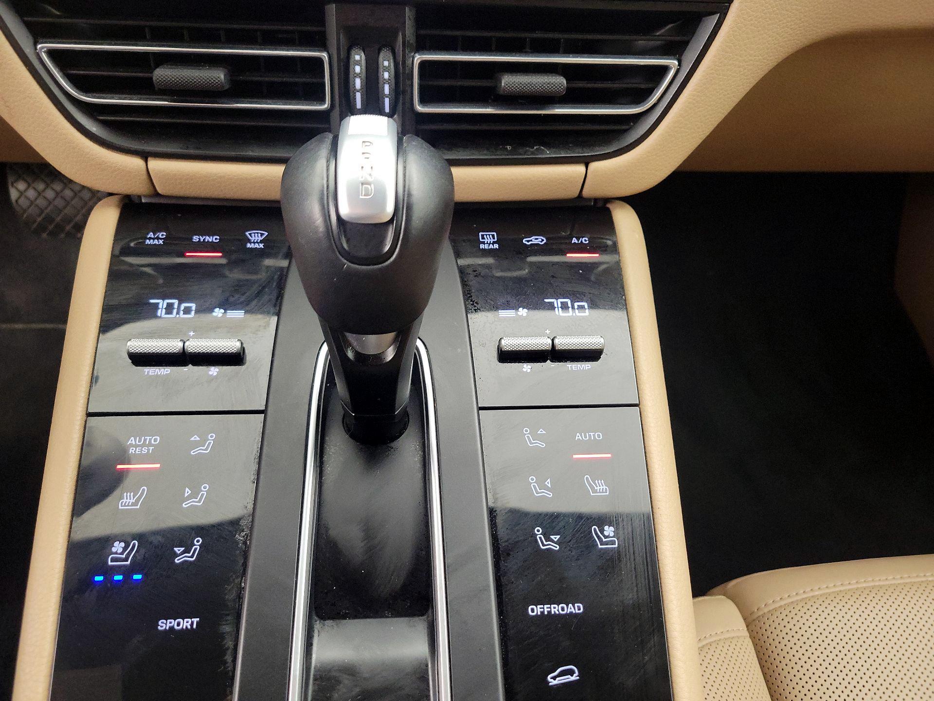Thumbnail: 2023 Porsche Macan - 18