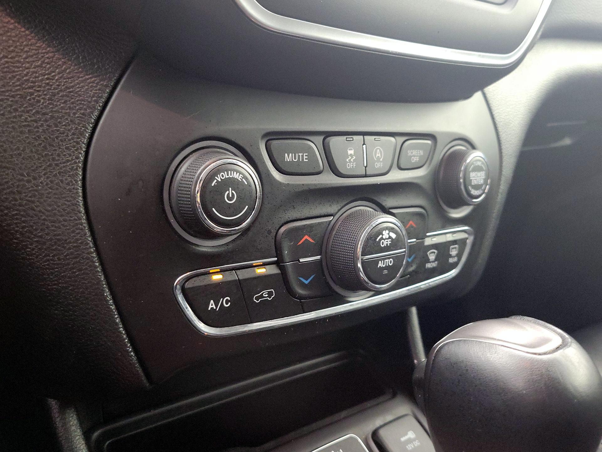 Thumbnail: 2022 Jeep Cherokee - 16