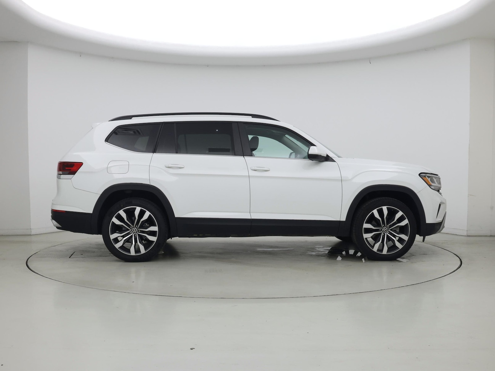 2022 Volkswagen Atlas SE w/Tech - Photo 8
