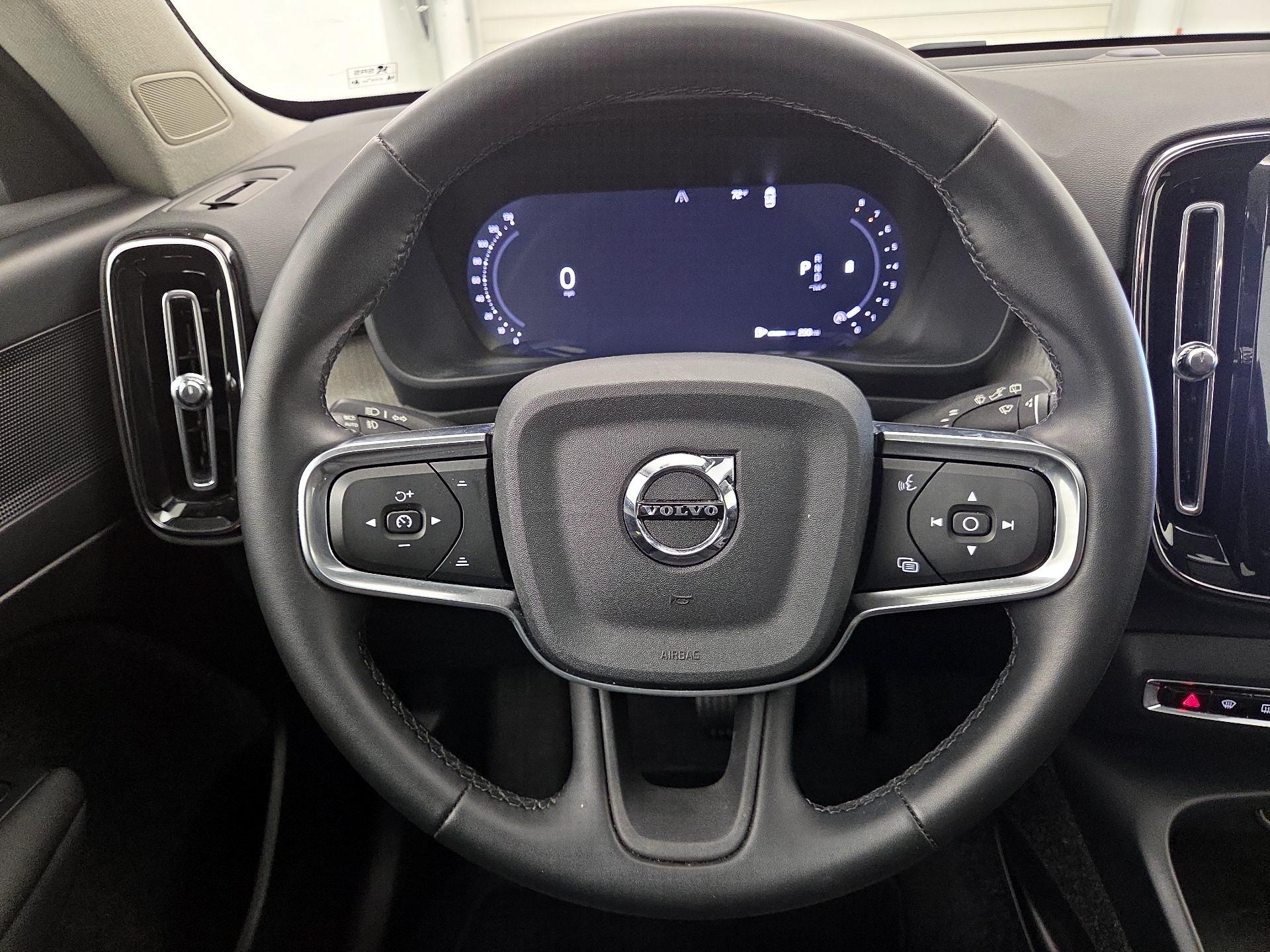 Thumbnail: 2025 Volvo XC40 - 10