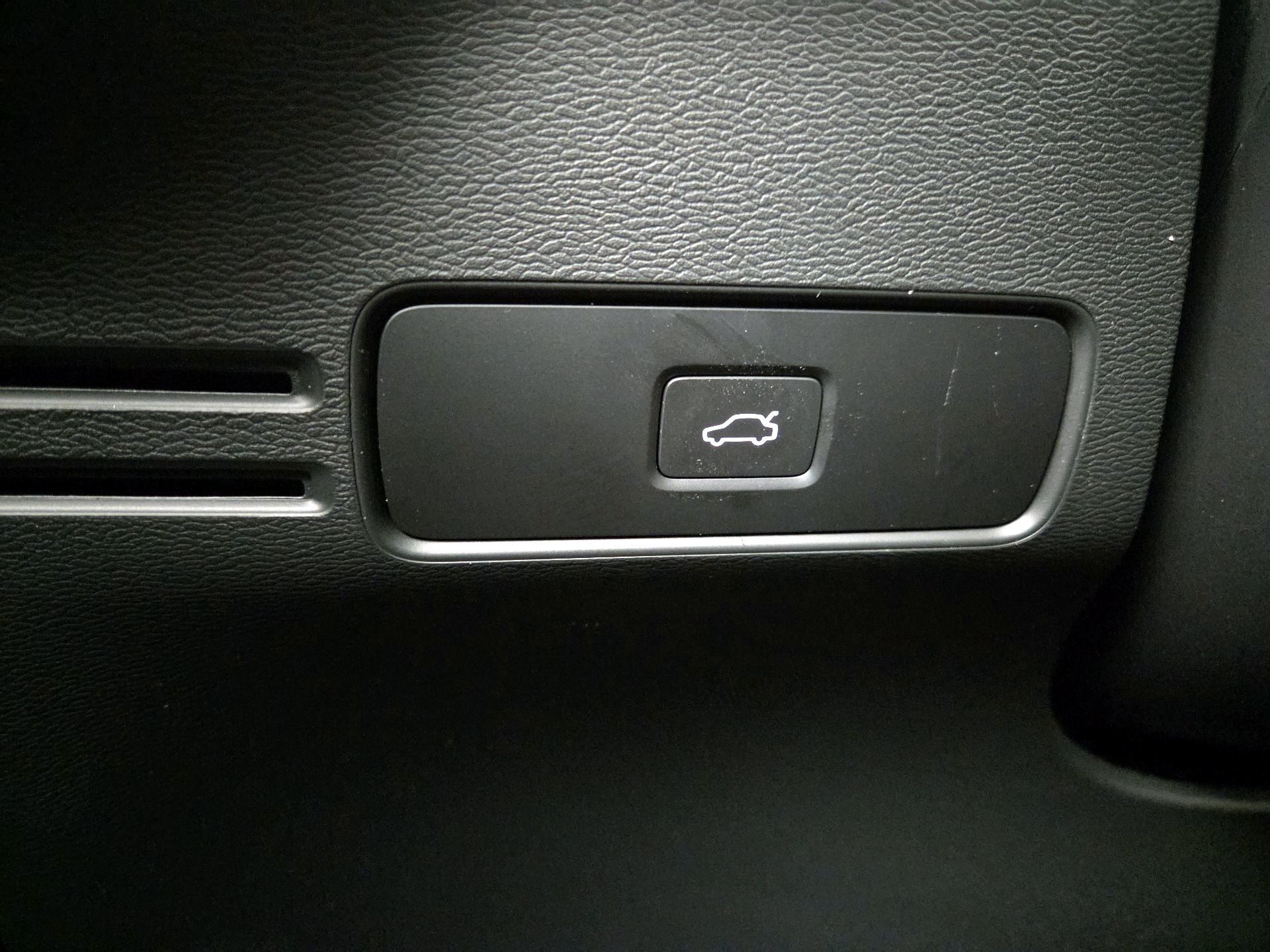 Thumbnail: 2025 Volvo XC40 - 13