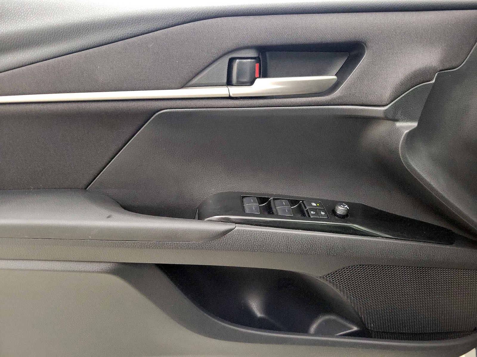 2025 Toyota Camry LE - Photo 13