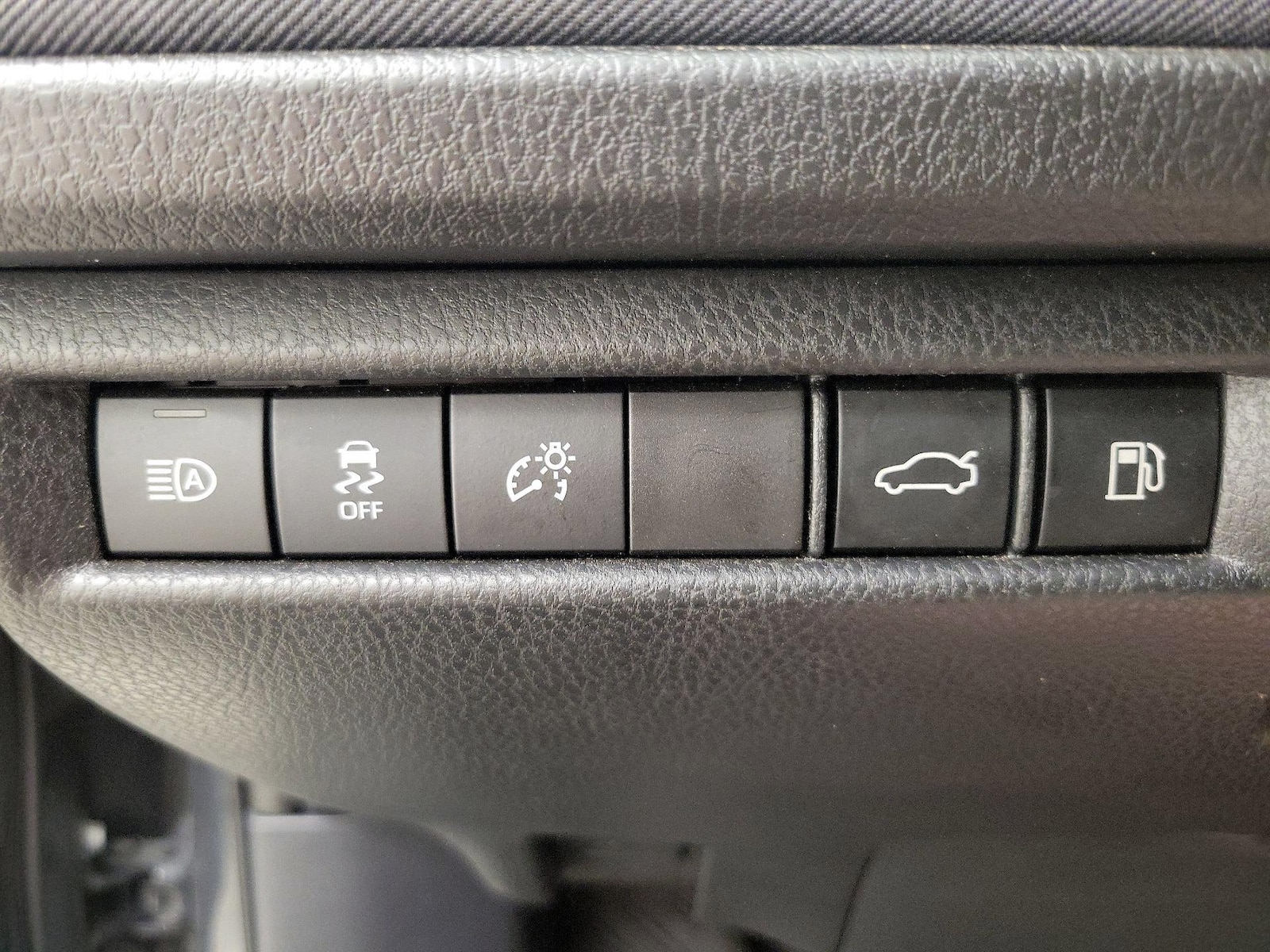 2025 Toyota Camry LE - Photo 14