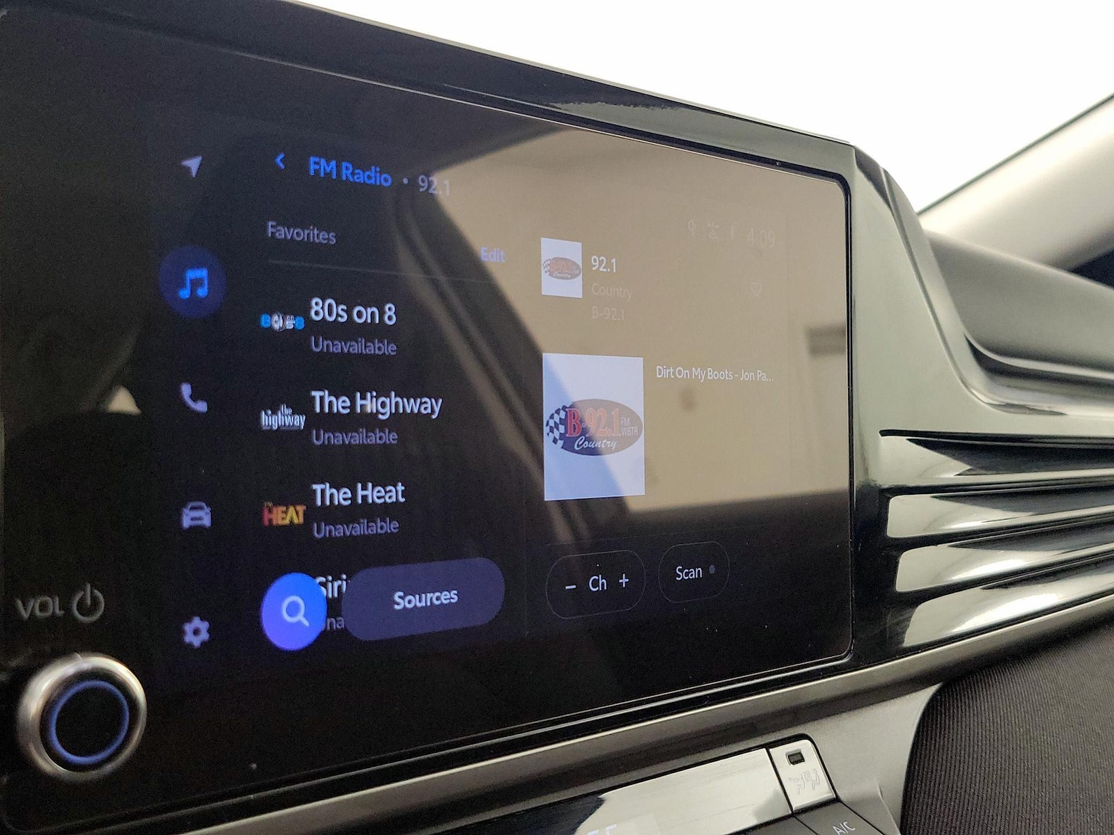 2025 Toyota Camry LE - Photo 16