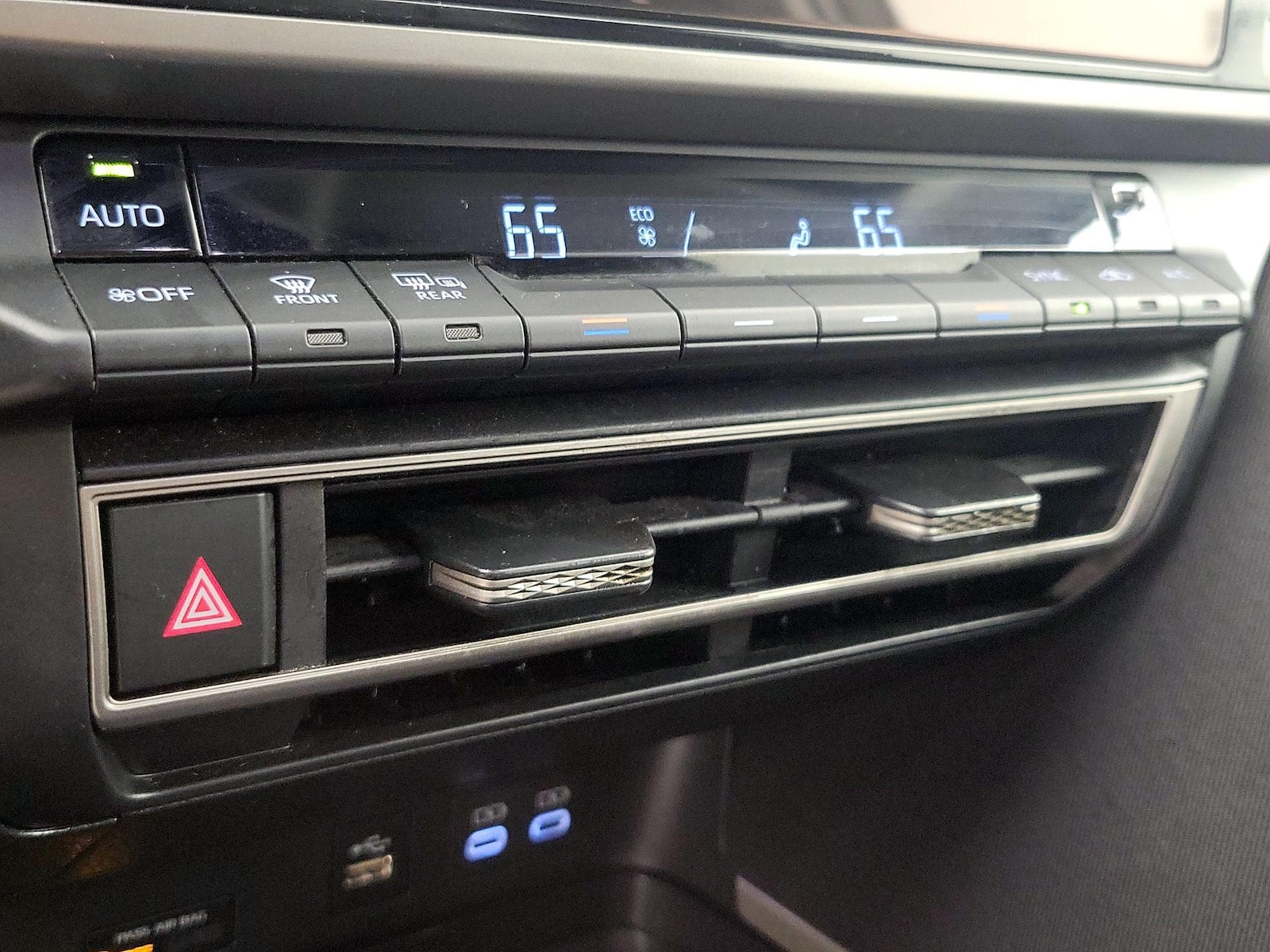 2025 Toyota Camry LE - Photo 17