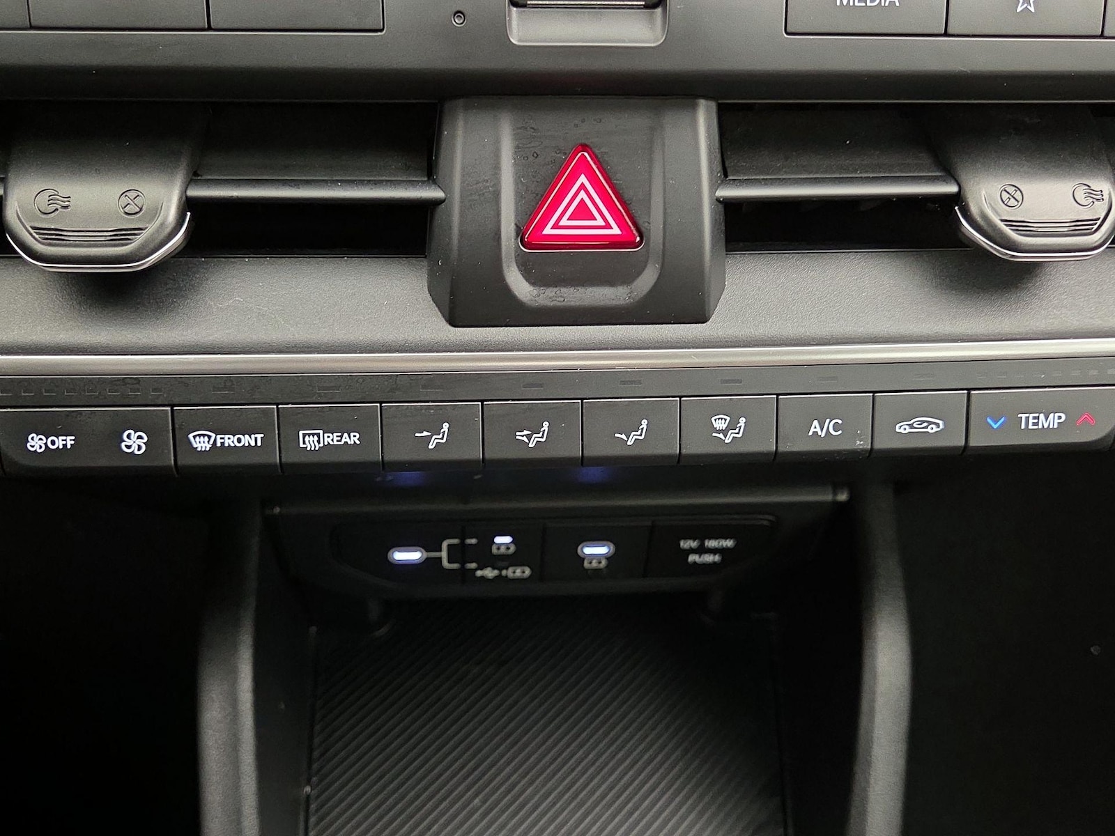 2025 Kia K4 LXS - Photo 17