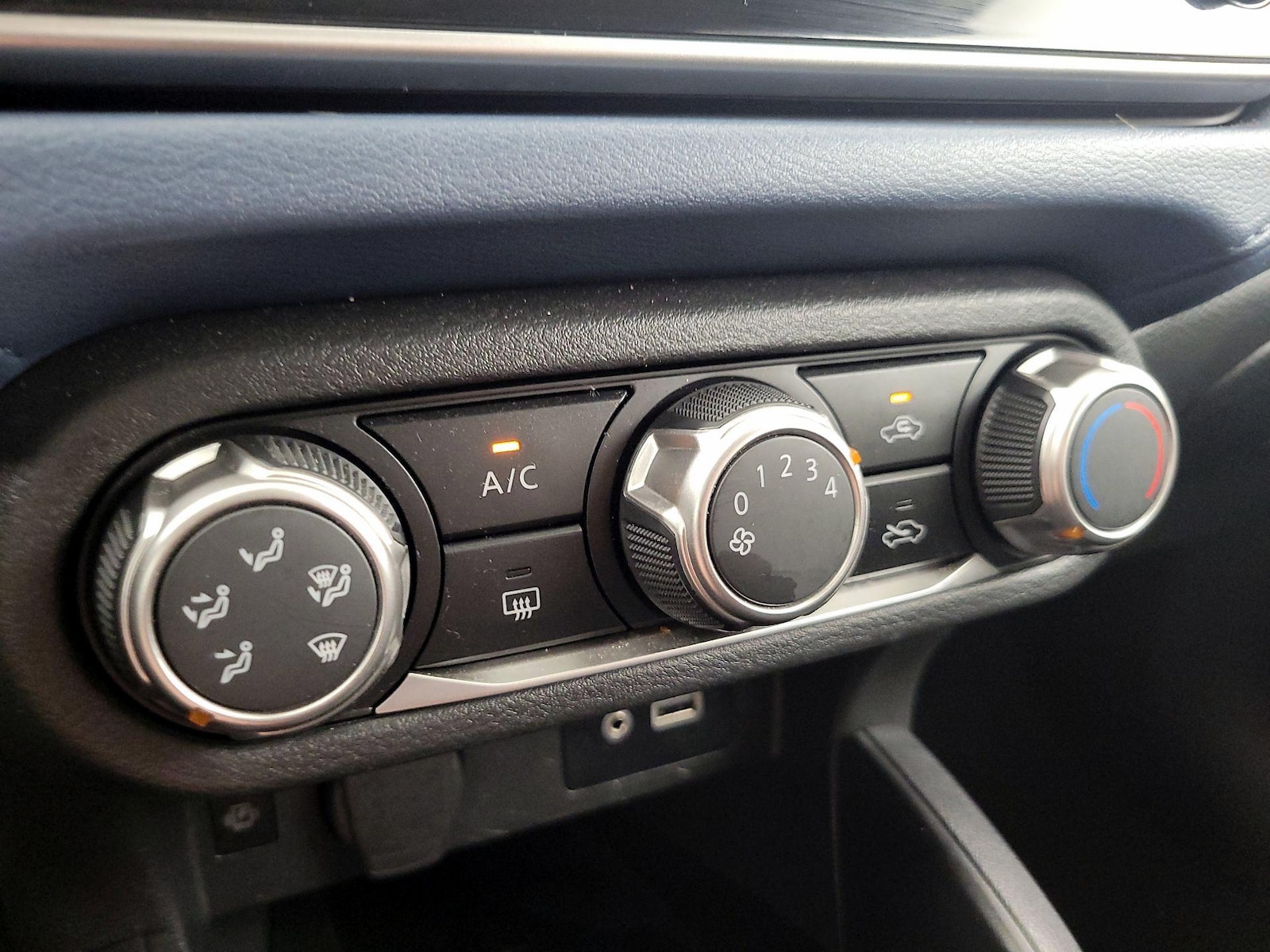 2025 Nissan Versa Sedan SV - Photo 15
