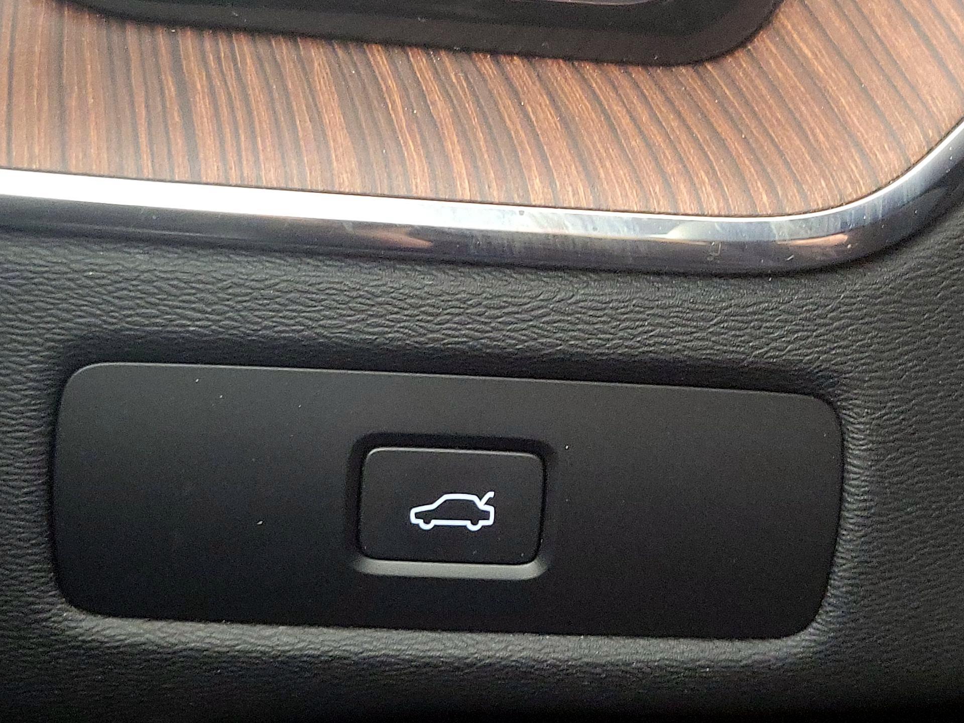 Thumbnail: 2023 Volvo XC60 - 13
