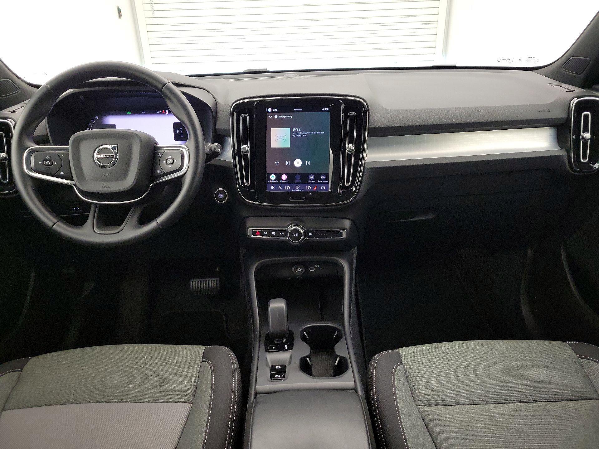 Thumbnail: 2025 Volvo XC40 - 9