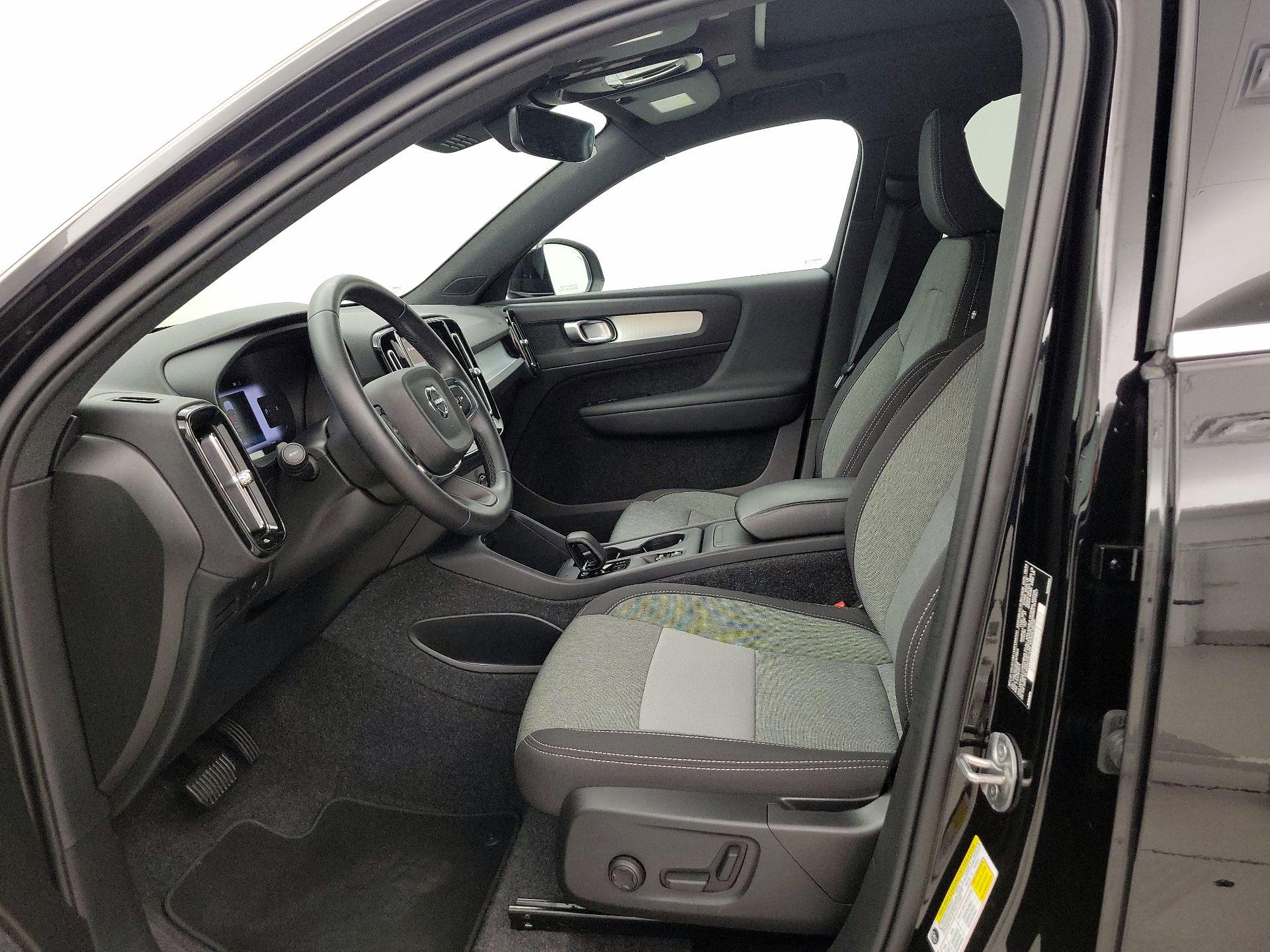 Thumbnail: 2025 Volvo XC40 - 11