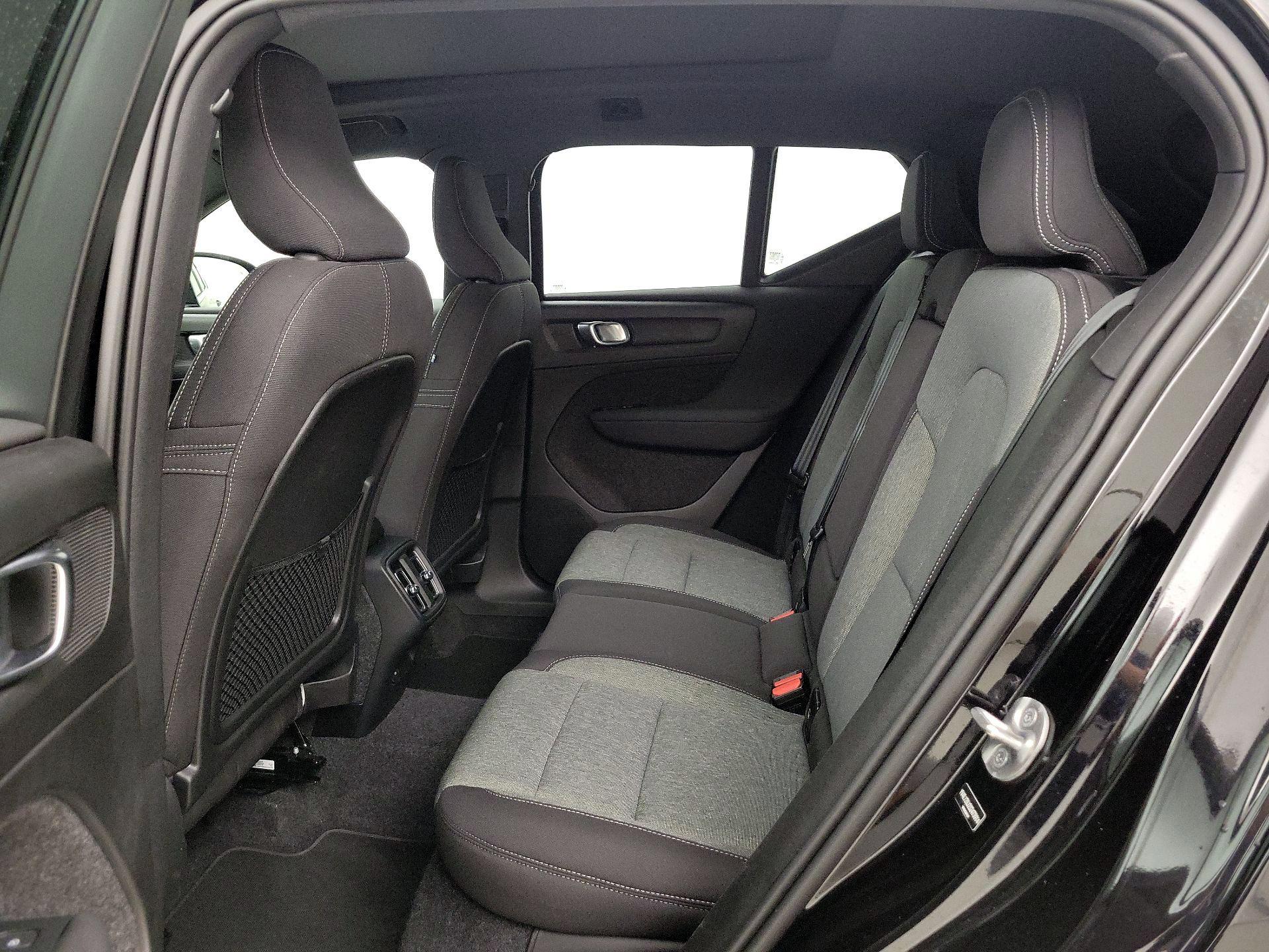 Thumbnail: 2025 Volvo XC40 - 20