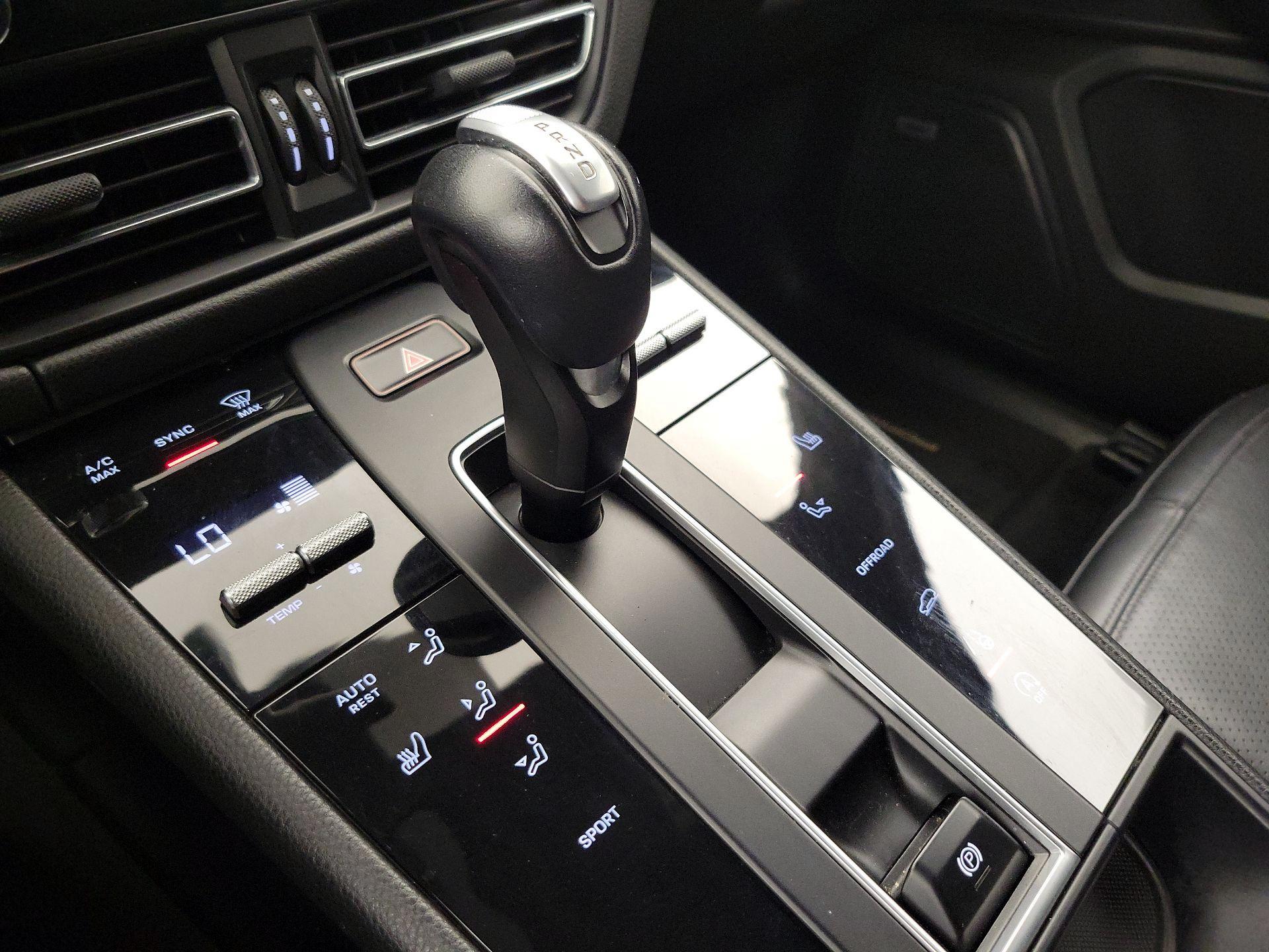 Thumbnail: 2022 Porsche Macan - 18