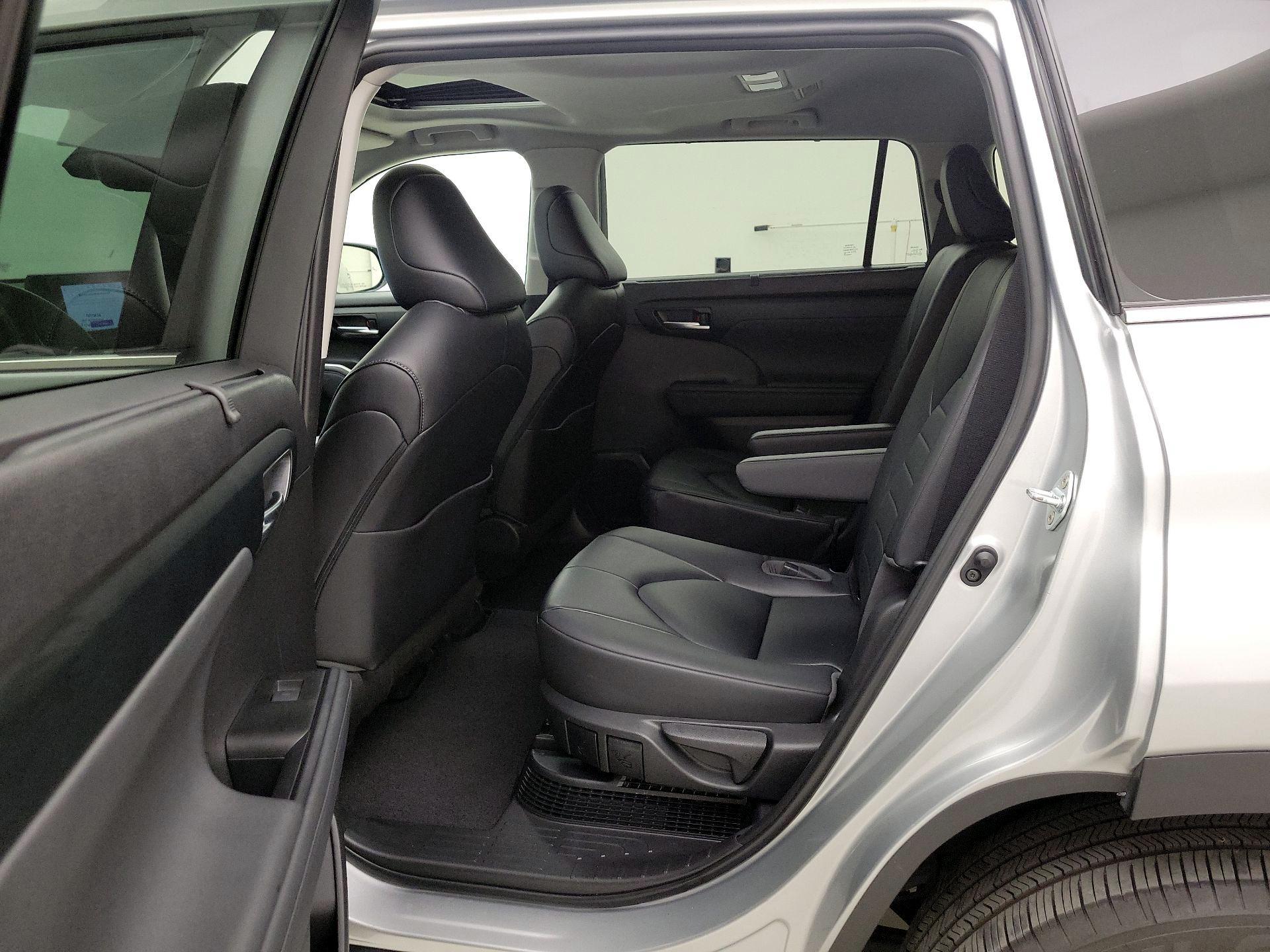 Thumbnail: 2023 Toyota Highlander - 20