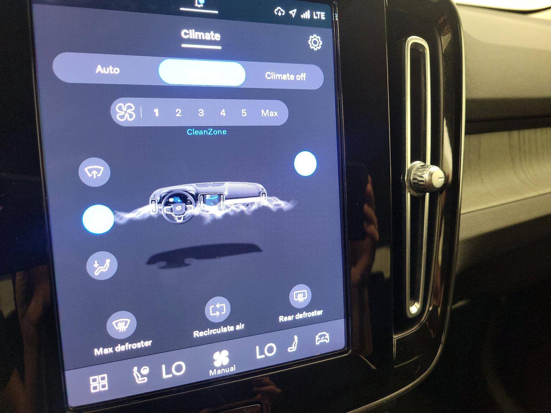 Thumbnail: 2023 Volvo XC40 - 17