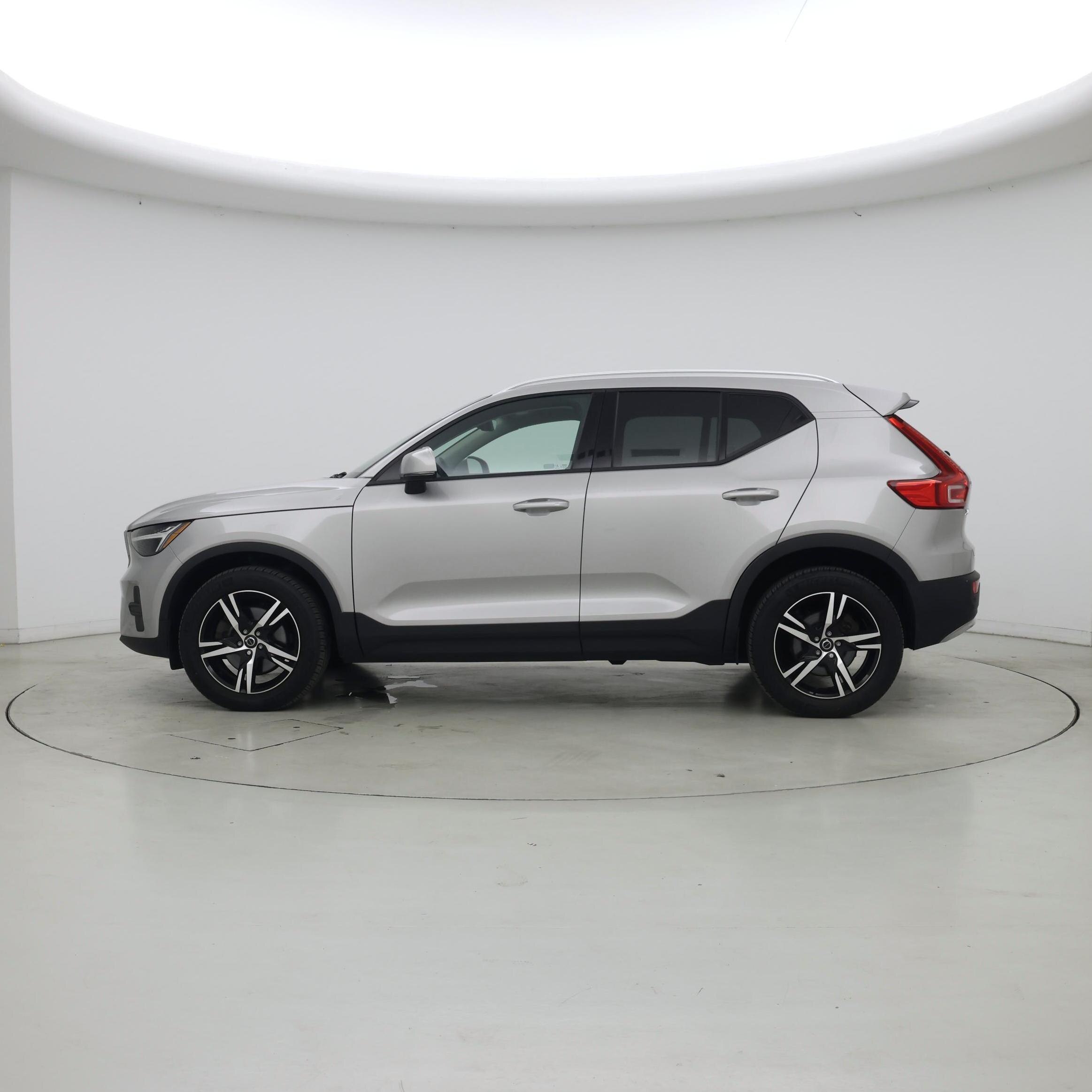 Thumbnail: 2023 Volvo XC40 - 3