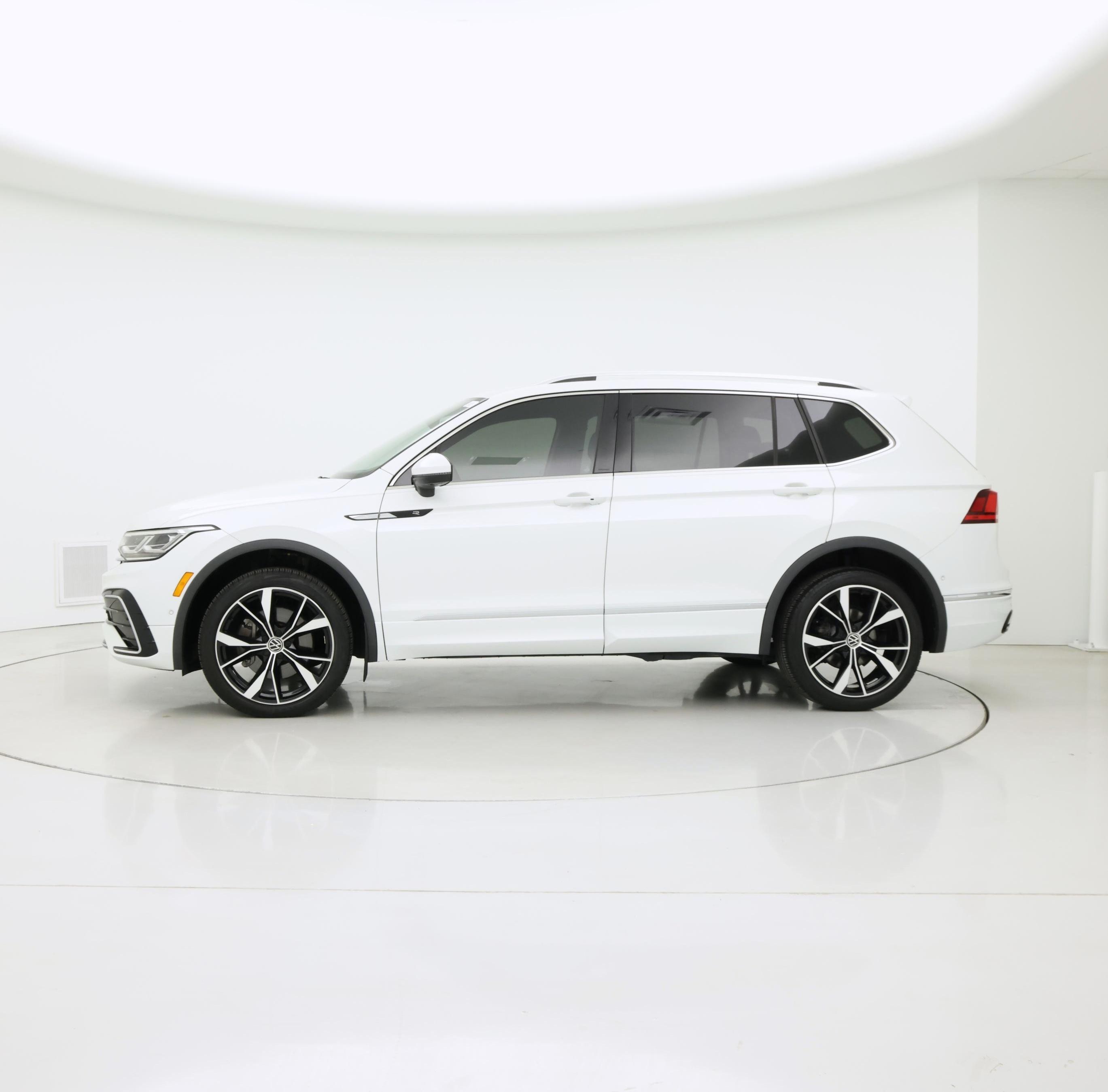 Thumbnail: 2022 Volkswagen Tiguan - 3