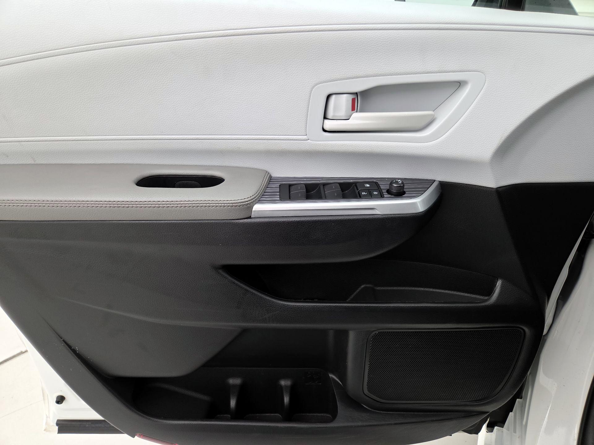 Thumbnail: 2025 Toyota Sienna - 12
