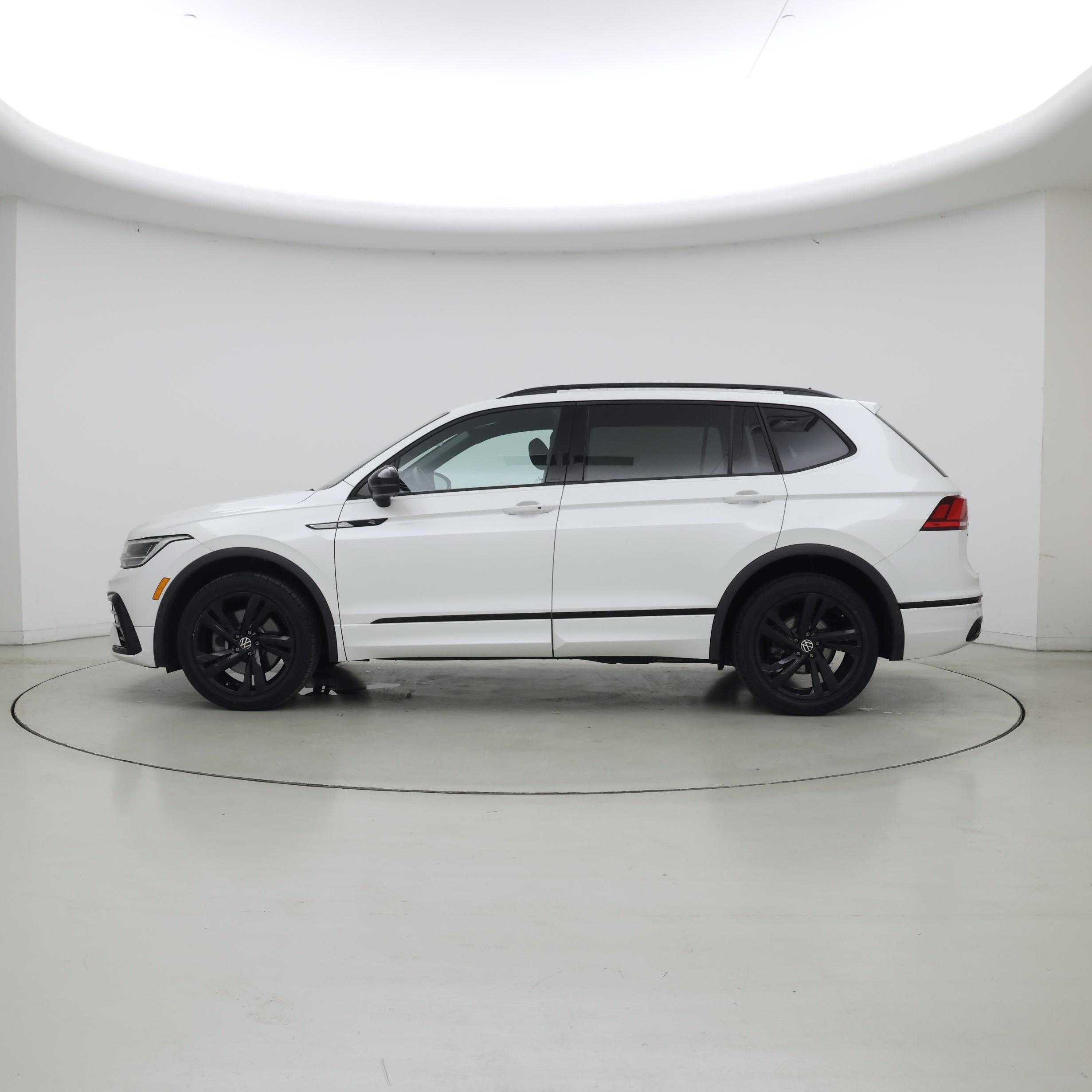 Thumbnail: 2023 Volkswagen Tiguan - 3