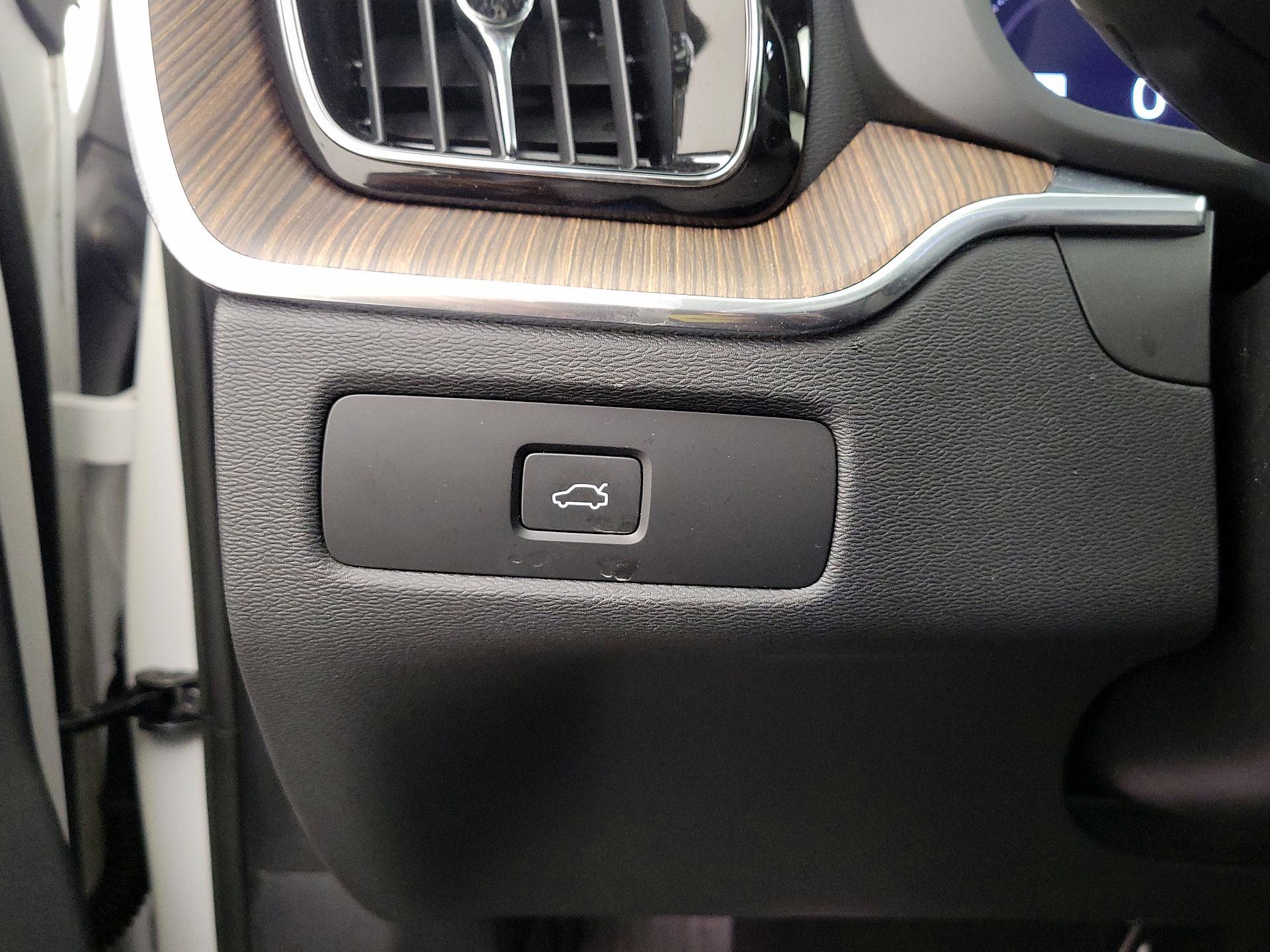 Thumbnail: 2023 Volvo XC60 - 13