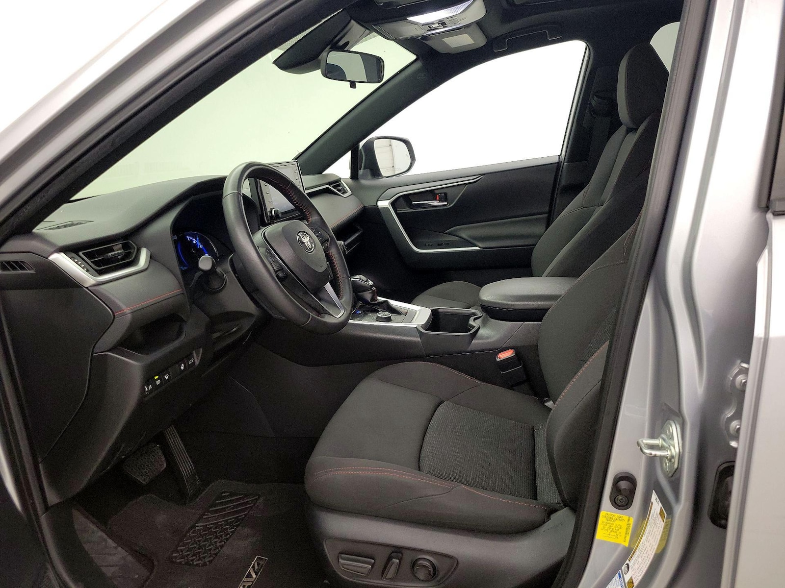 2022 Toyota RAV4 SE - Photo 12