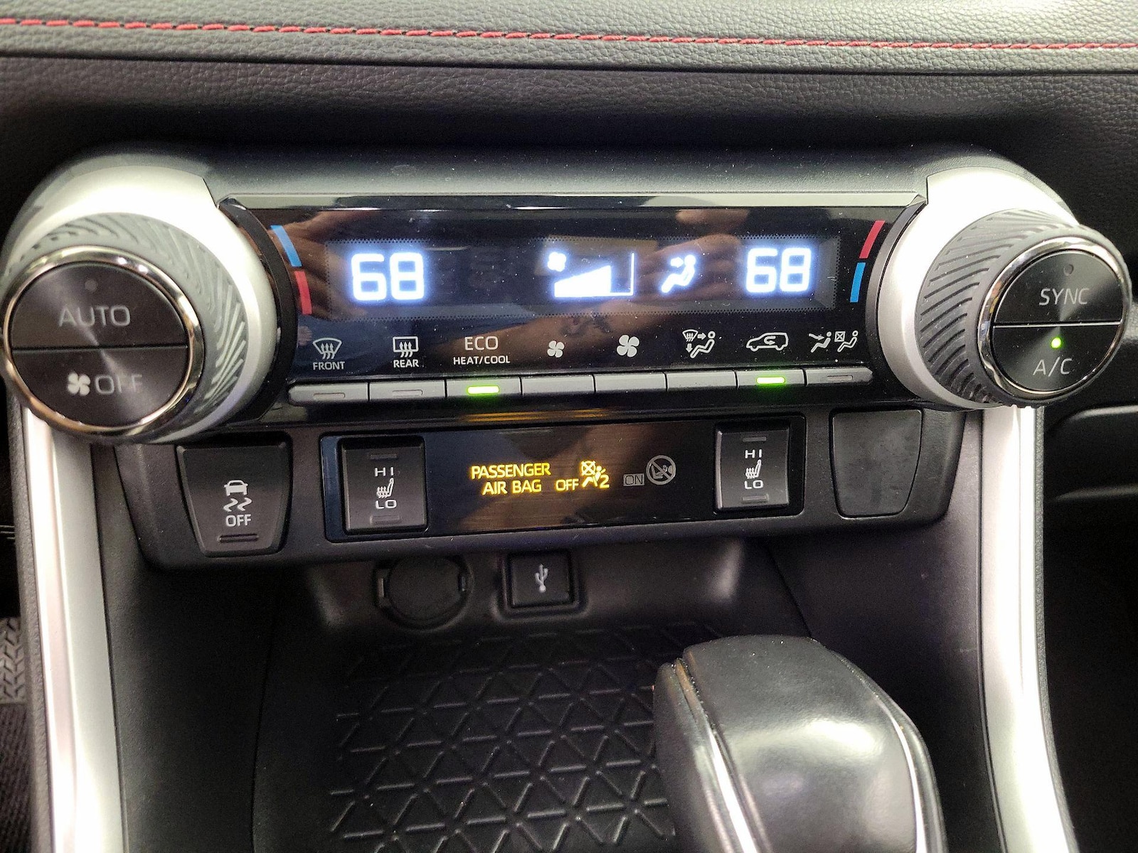 2022 Toyota RAV4 SE - Photo 17