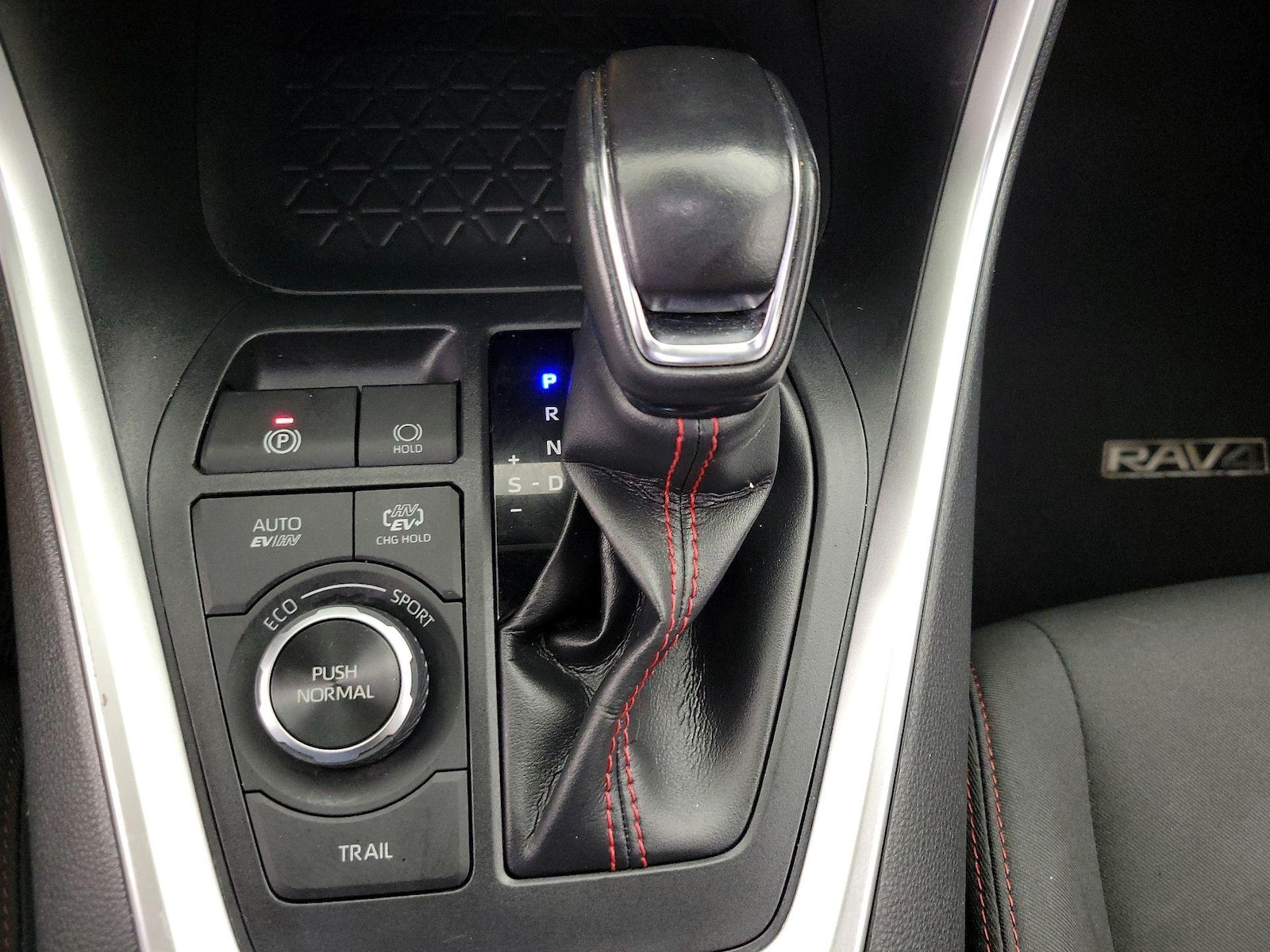 2022 Toyota RAV4 SE - Photo 18
