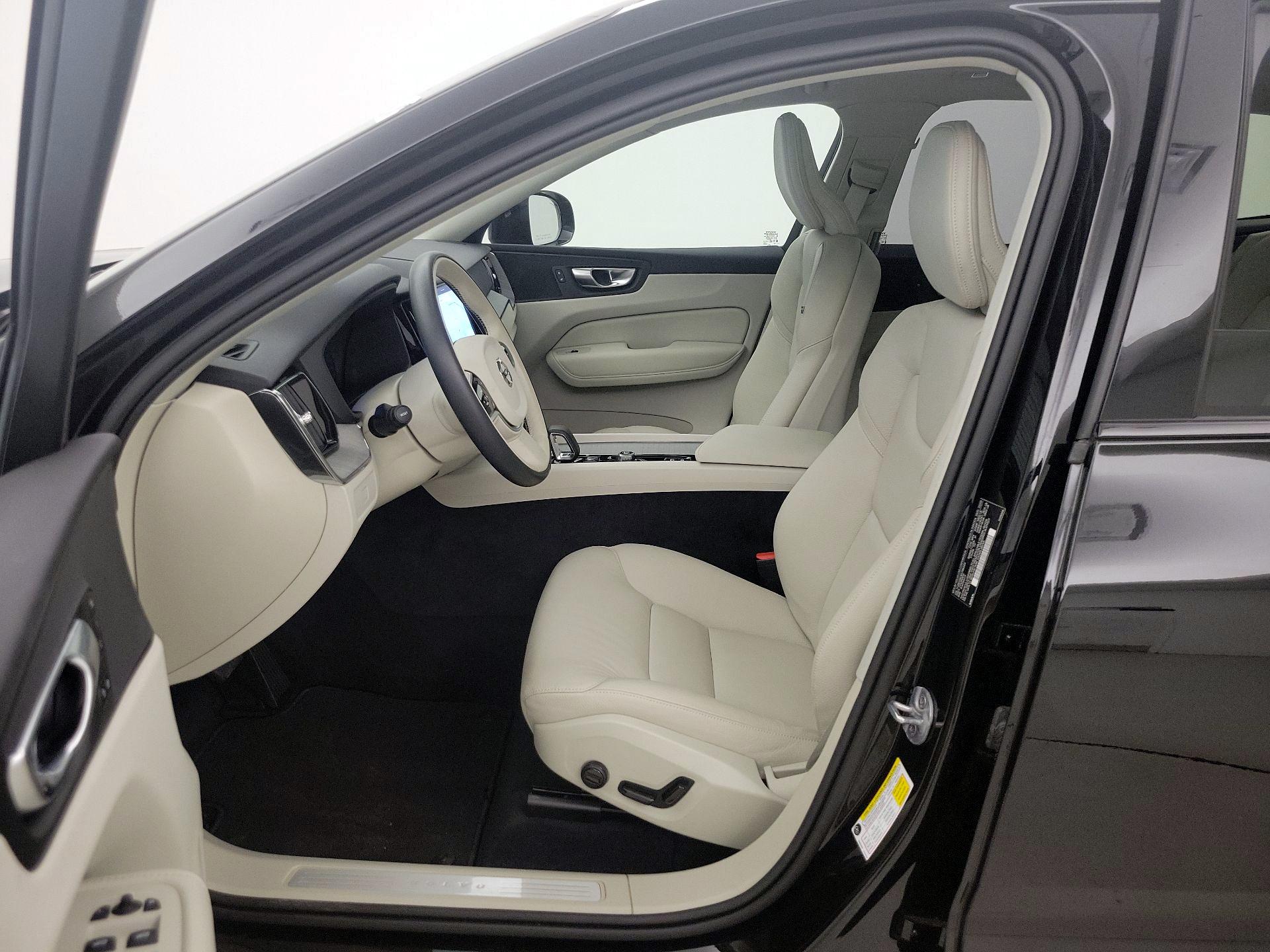 Thumbnail: 2025 Volvo XC60 - 11