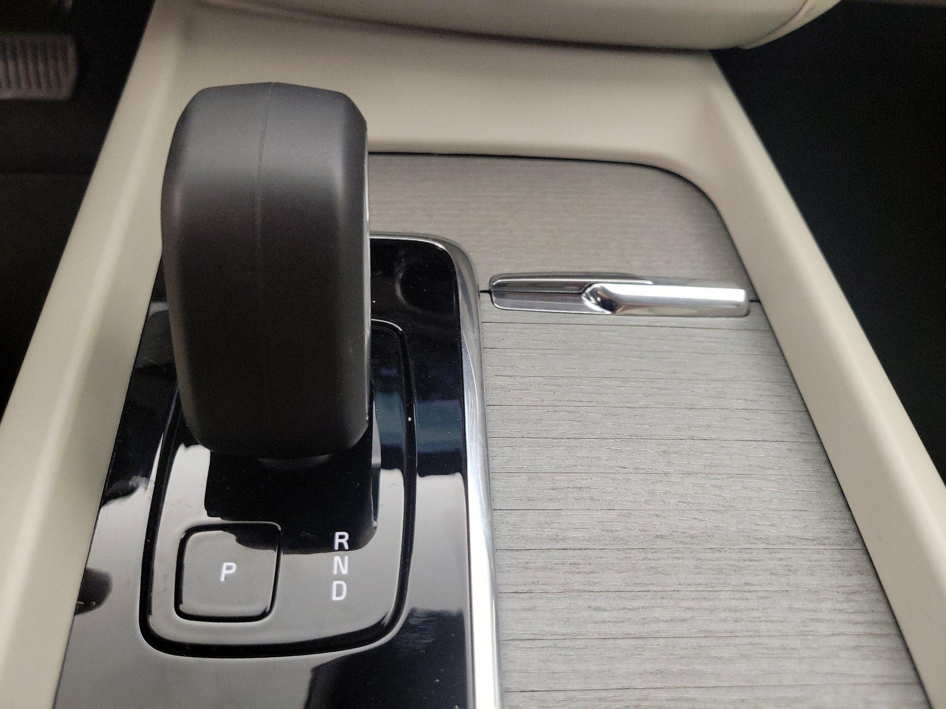 Thumbnail: 2025 Volvo XC60 - 18