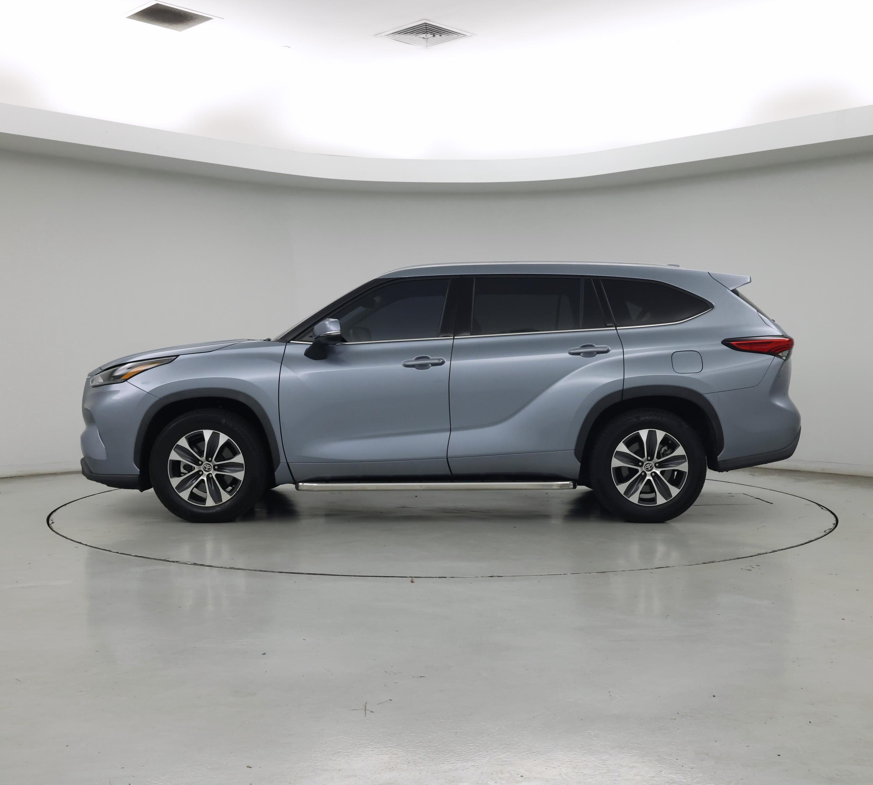 Thumbnail: 2021 Toyota Highlander - 3