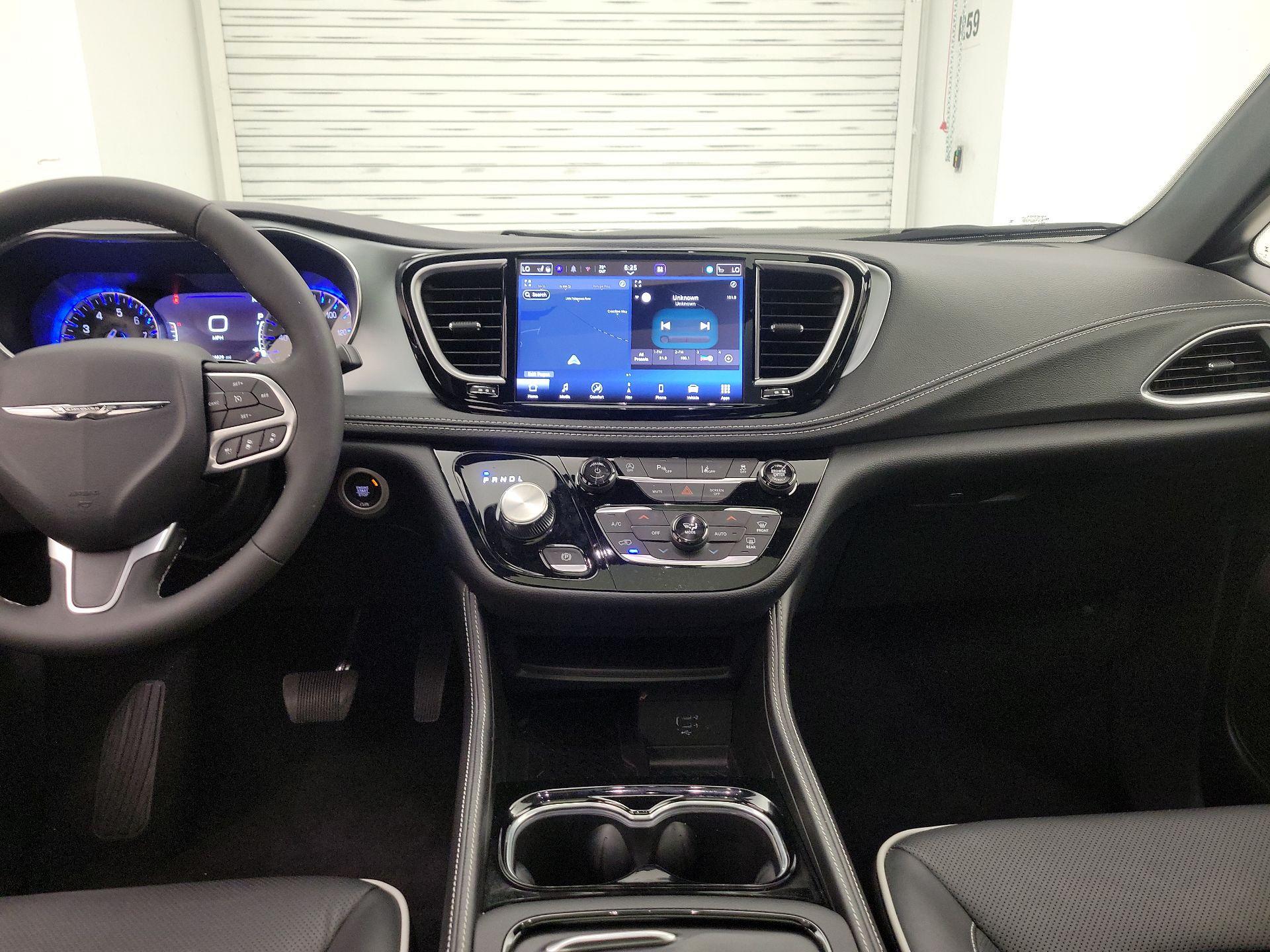Thumbnail: 2026 Chrysler Pacifica - 9