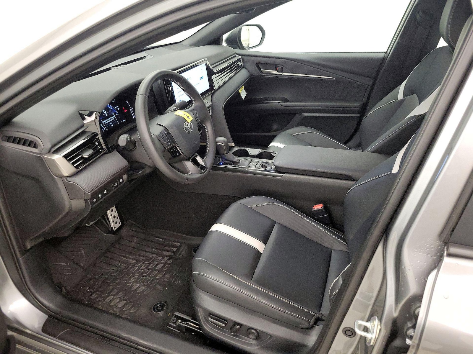2025 Toyota Camry SE - Photo 12