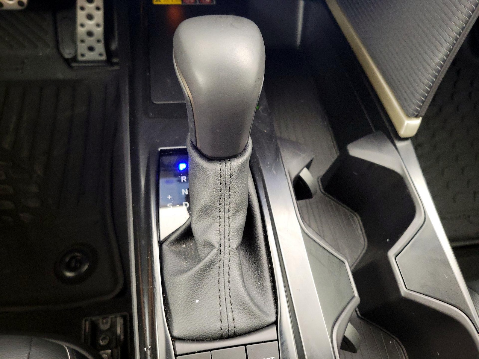 2025 Toyota Camry SE - Photo 18