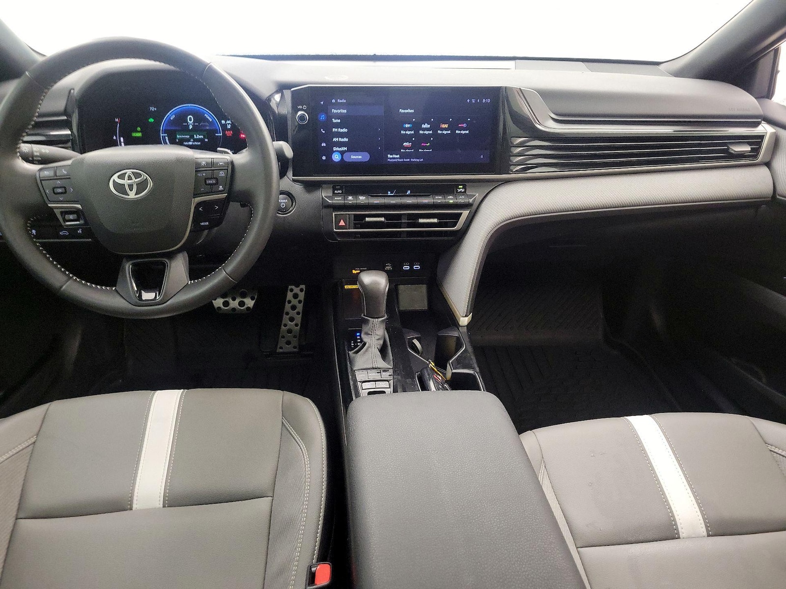 2025 Toyota Camry SE - Photo 10